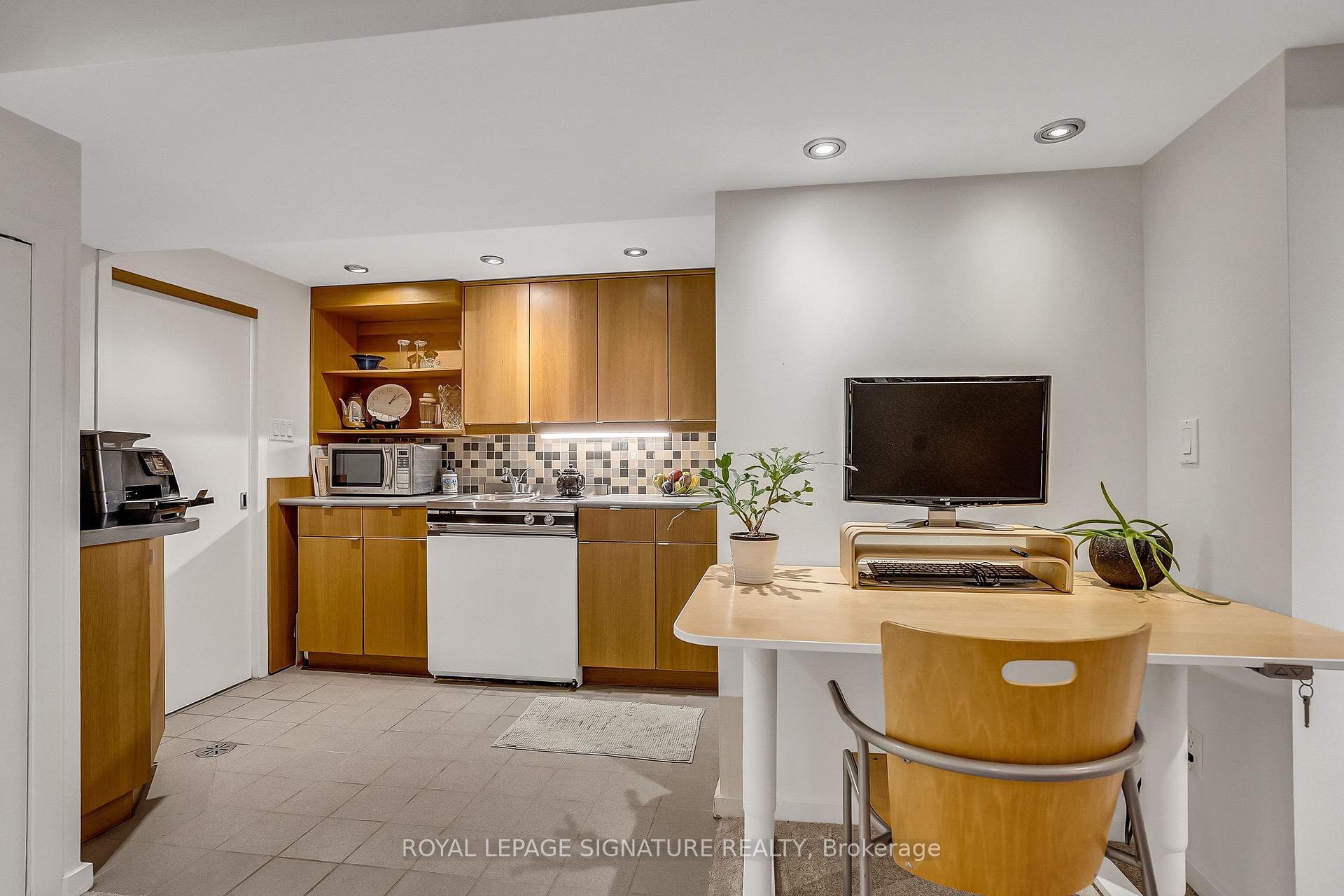 Photo 25 of 55 Hemford Crescent, North York, Banbury-Don Mills — HOMEH