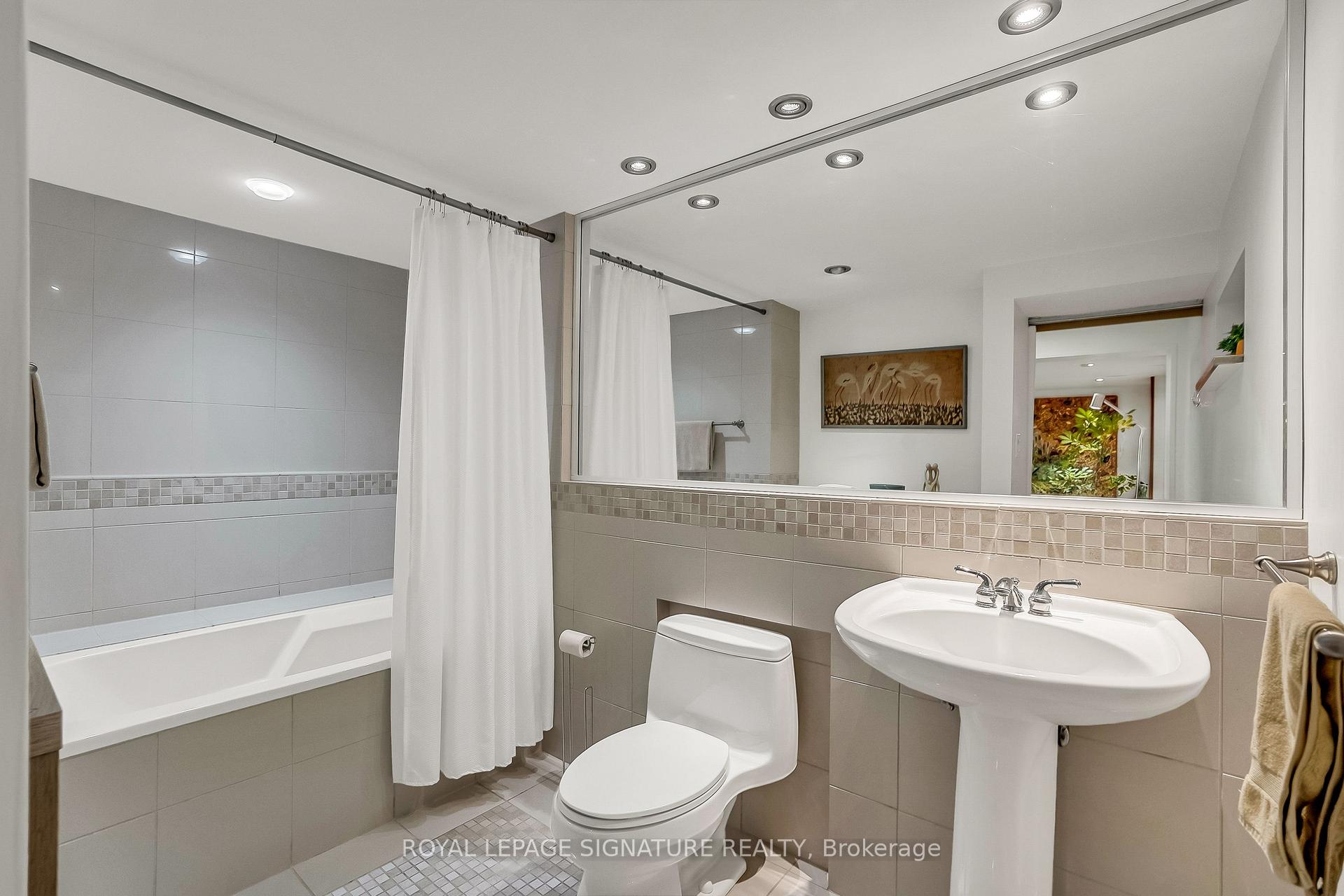 Photo 28 of 55 Hemford Crescent, North York, Banbury-Don Mills — HOMEH