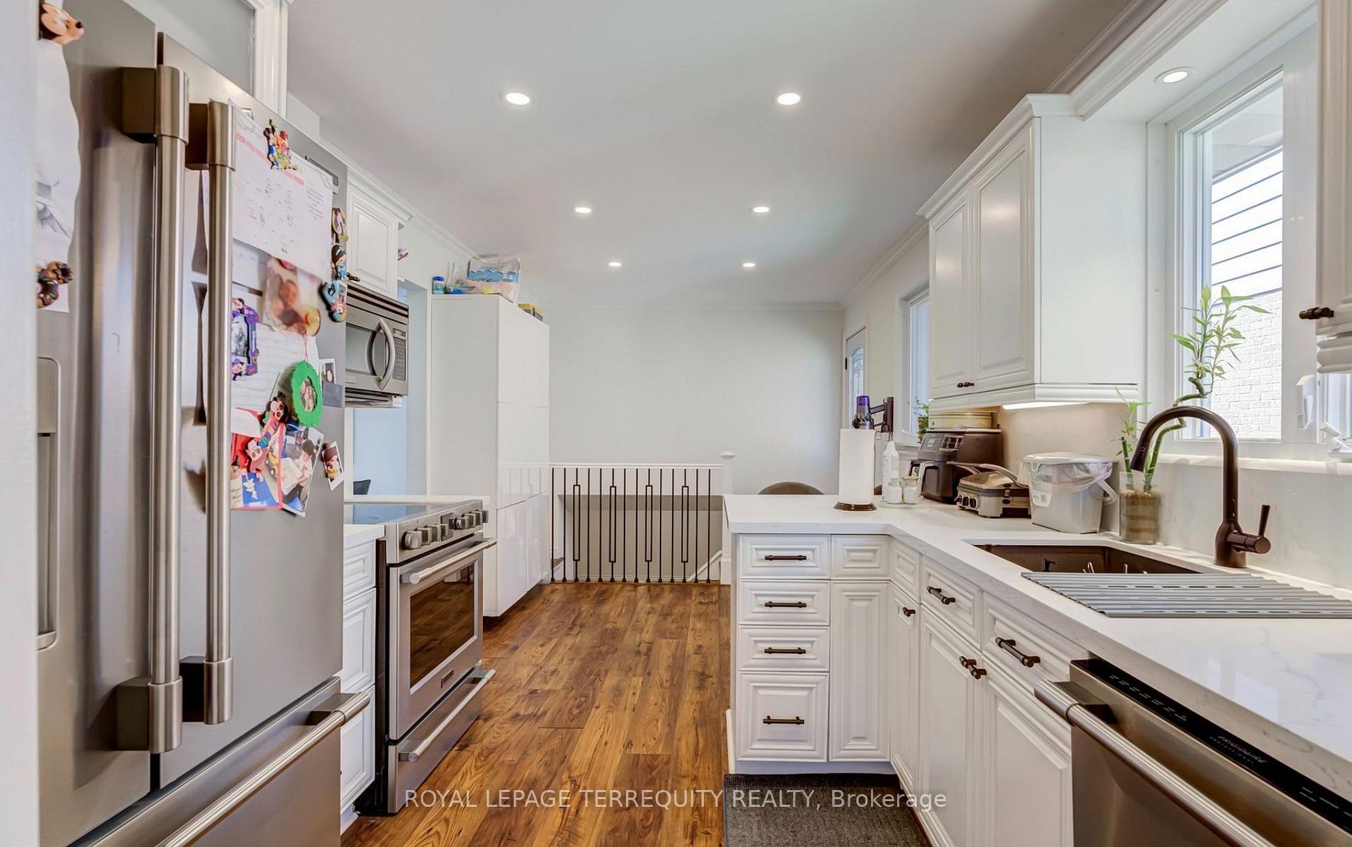 Photo 3 of 2474 Yarmouth Crescent, Oakville, West — HOMEH