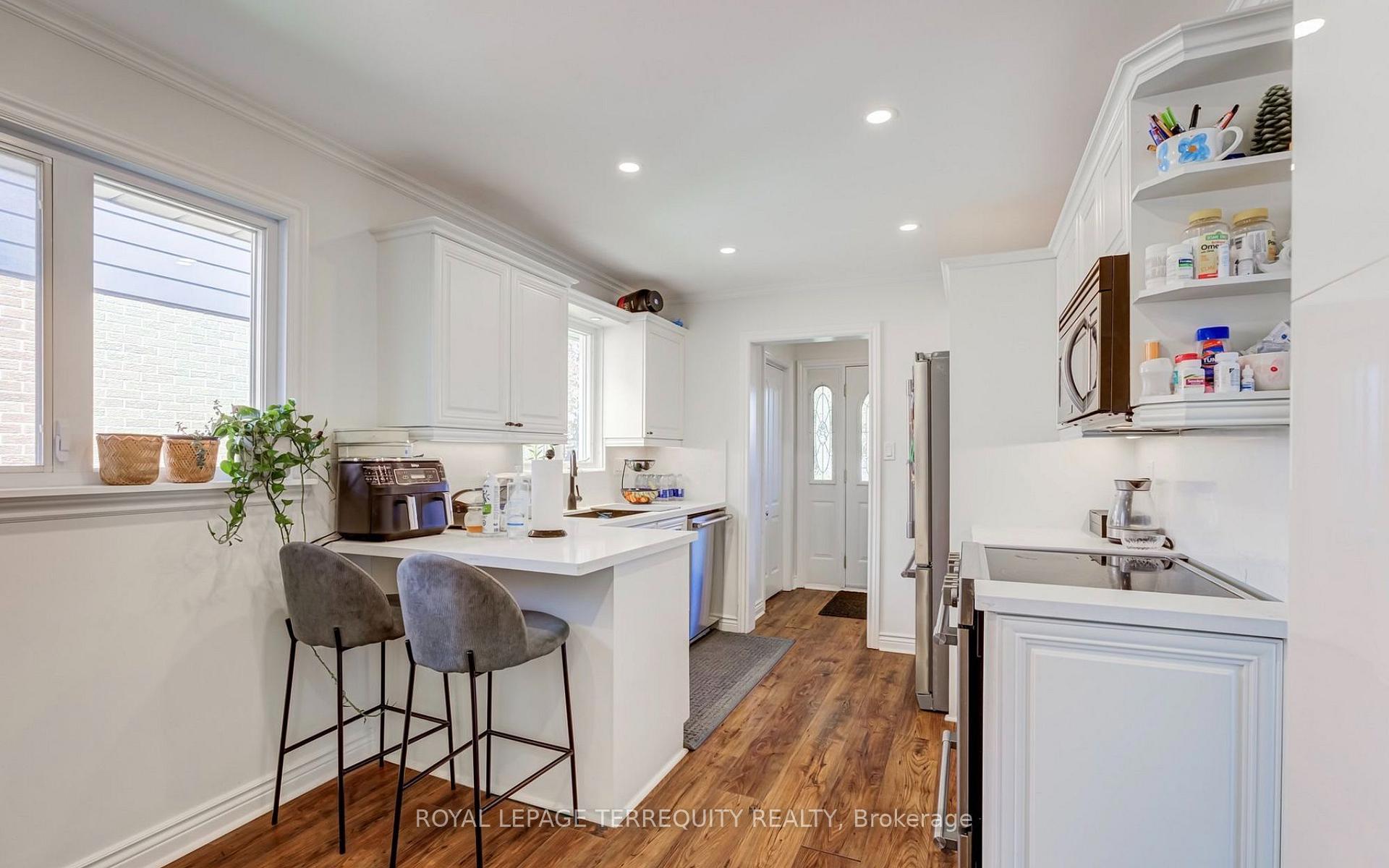 Photo 4 of 2474 Yarmouth Crescent, Oakville, West — HOMEH