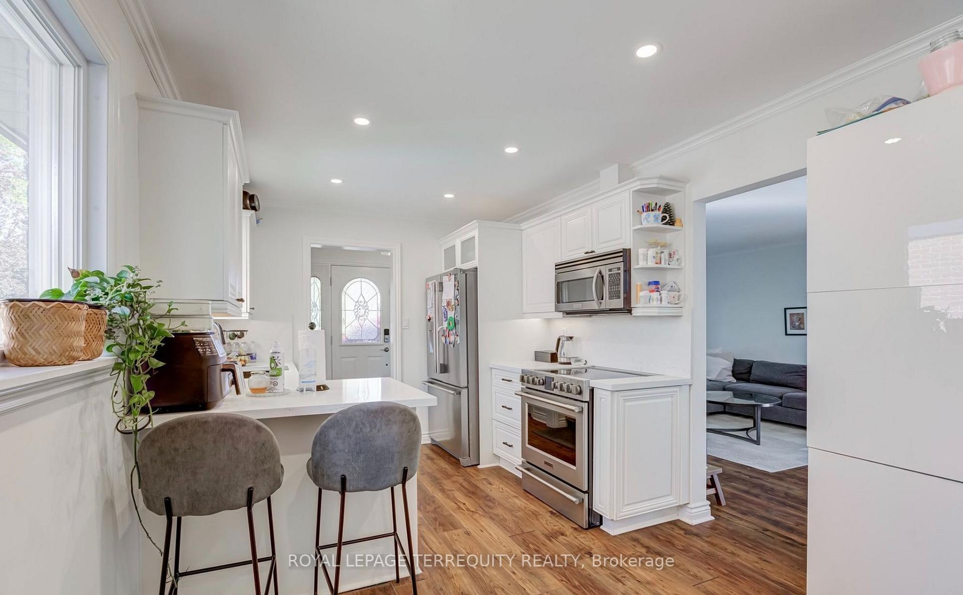 Photo 5 of 2474 Yarmouth Crescent, Oakville, West — HOMEH