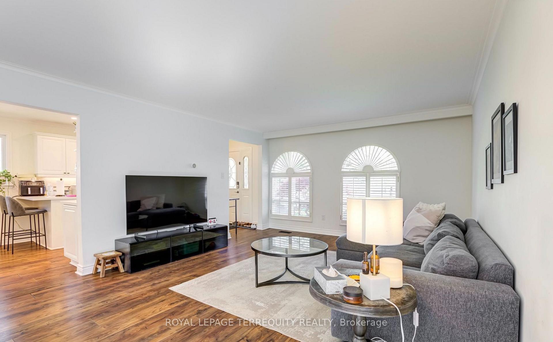 Photo 8 of 2474 Yarmouth Crescent, Oakville, West — HOMEH