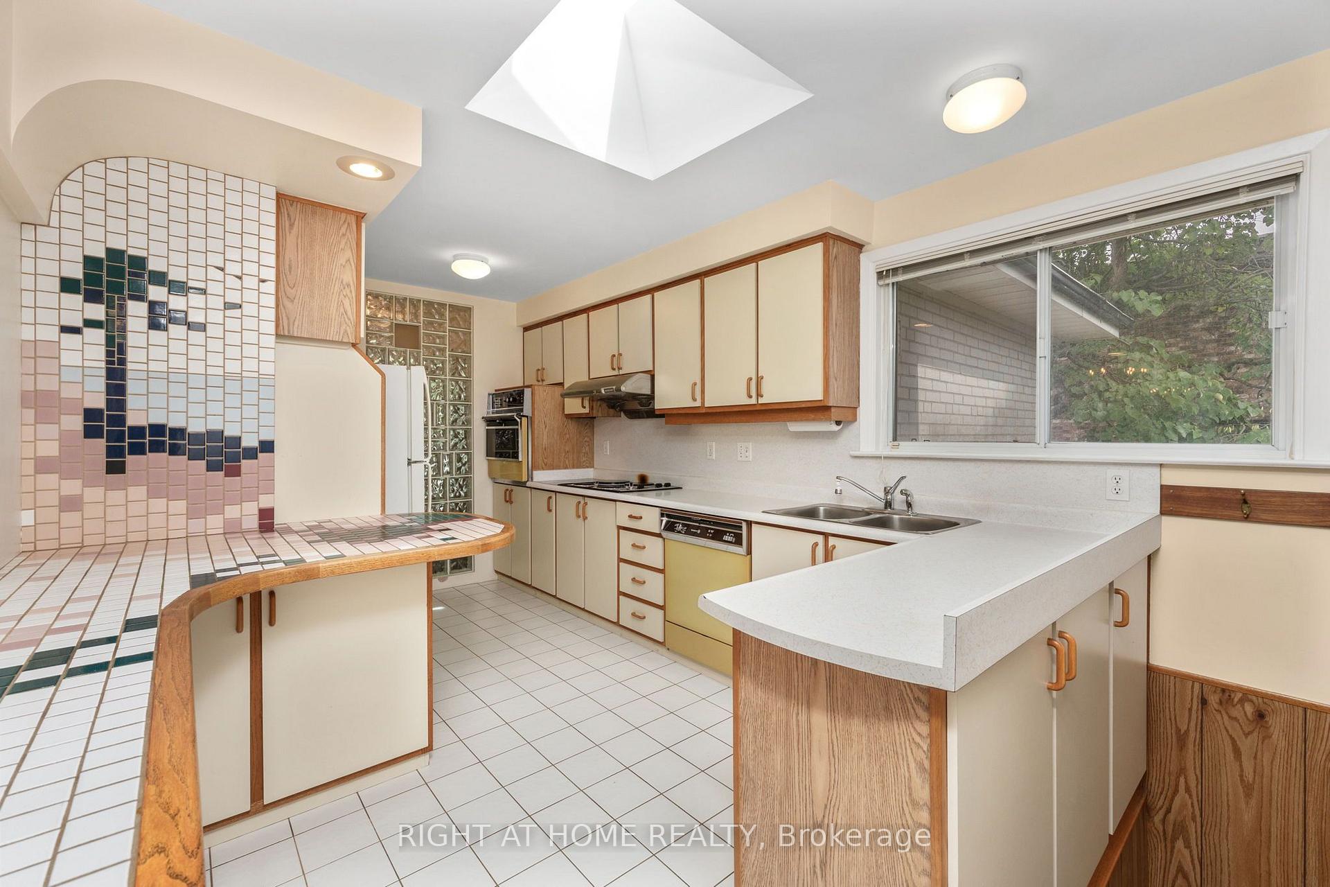 Photo 10 of 99 Elmhurst Avenue, North York, Lansing-Westgate — HOMEH
