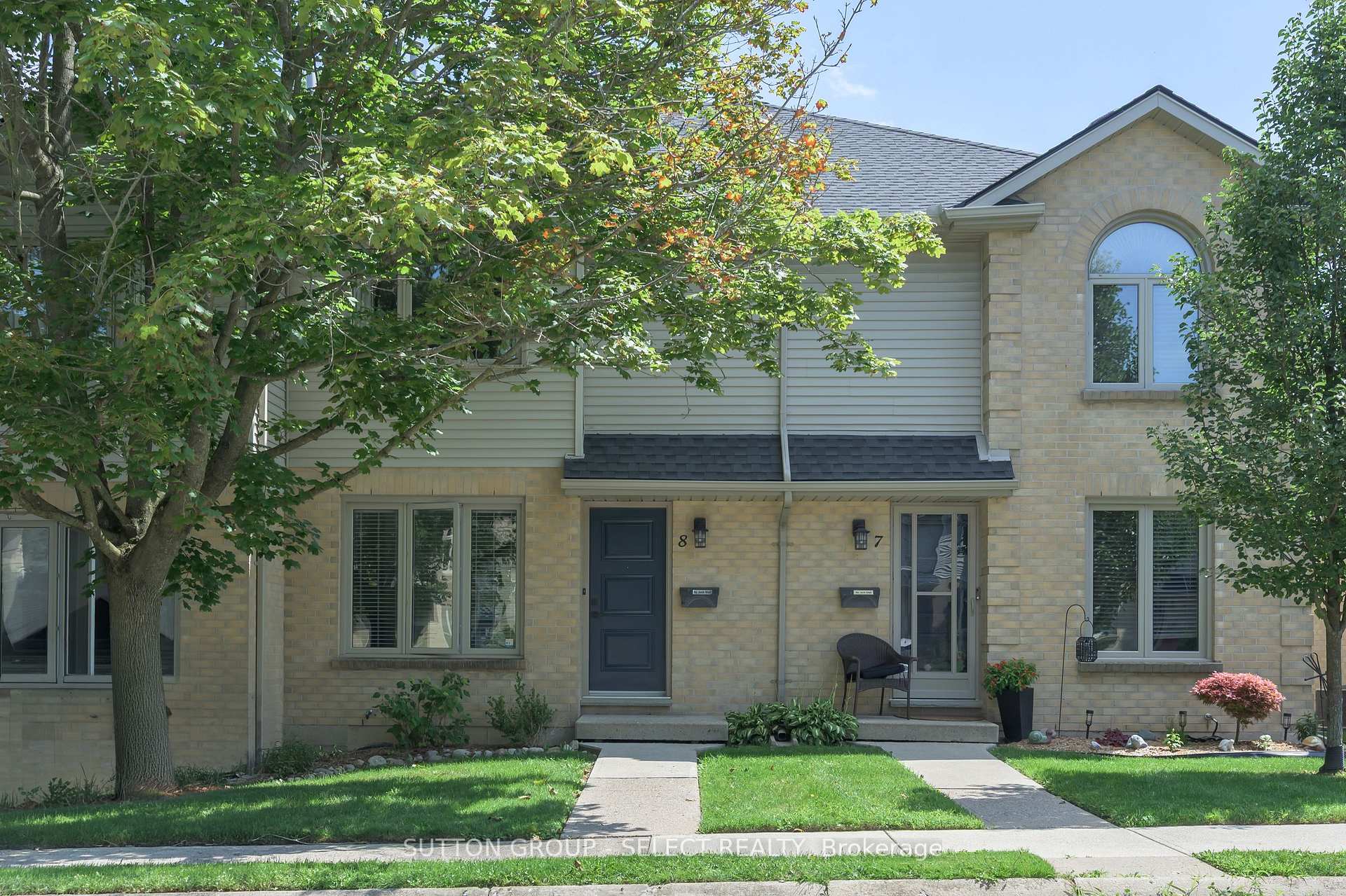 Front of Unit 8, 925 Lawson Road