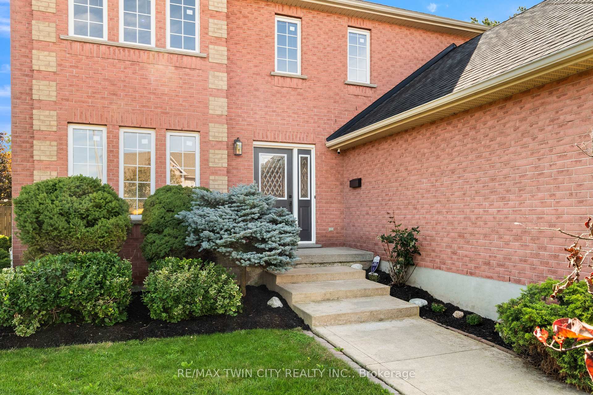 Photo 2 of 3 Greencroft Court, Kitchener, Highland West — HOMEH
