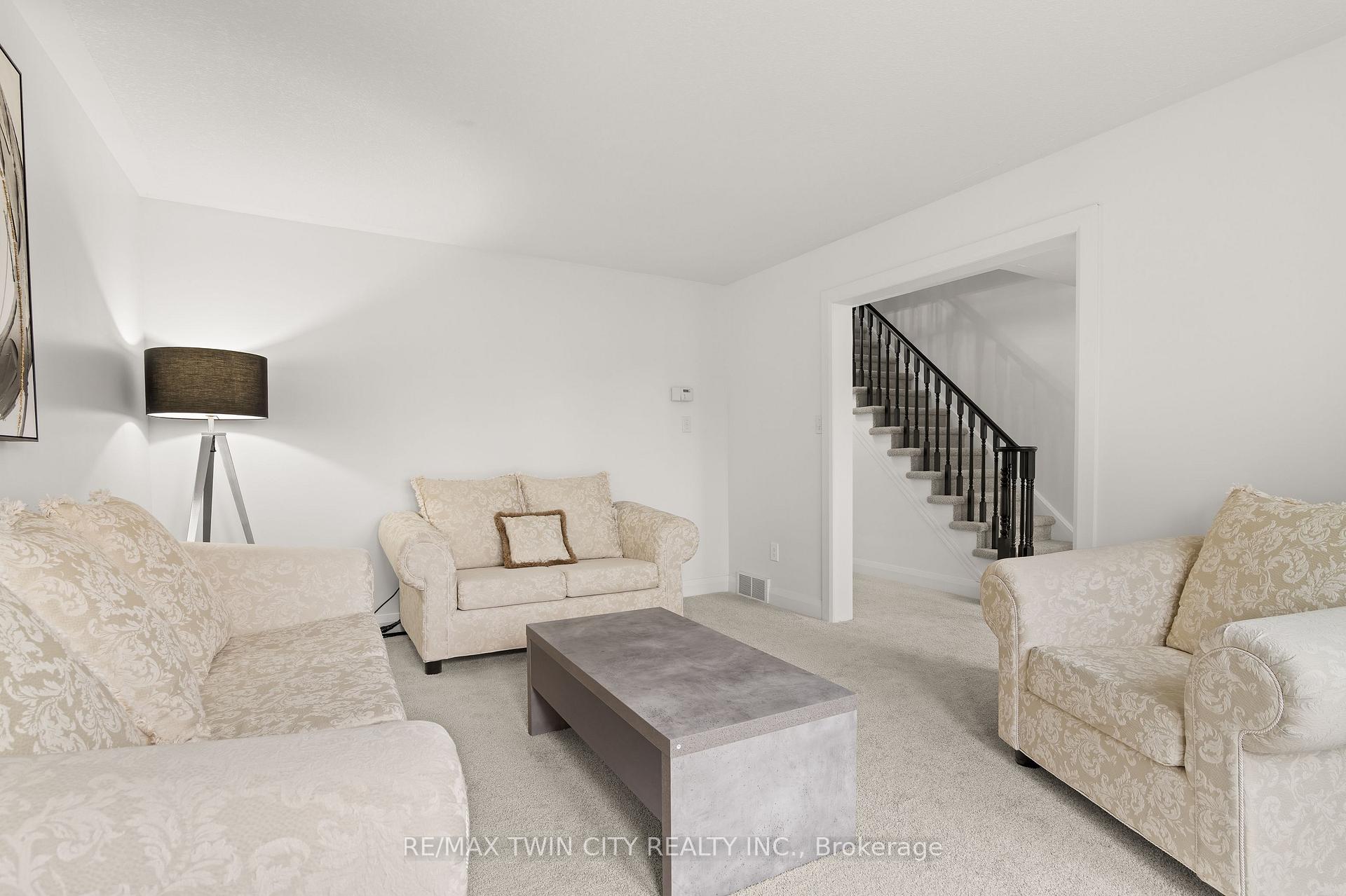 Photo 6 of 3 Greencroft Court, Kitchener, Highland West — HOMEH