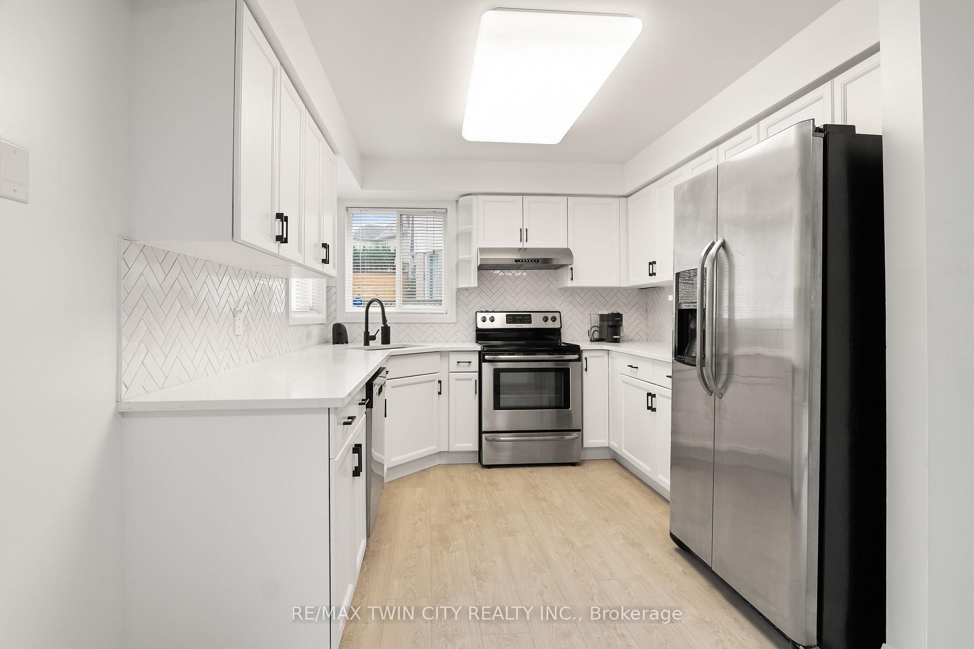 Photo 8 of 3 Greencroft Court, Kitchener, Highland West — HOMEH