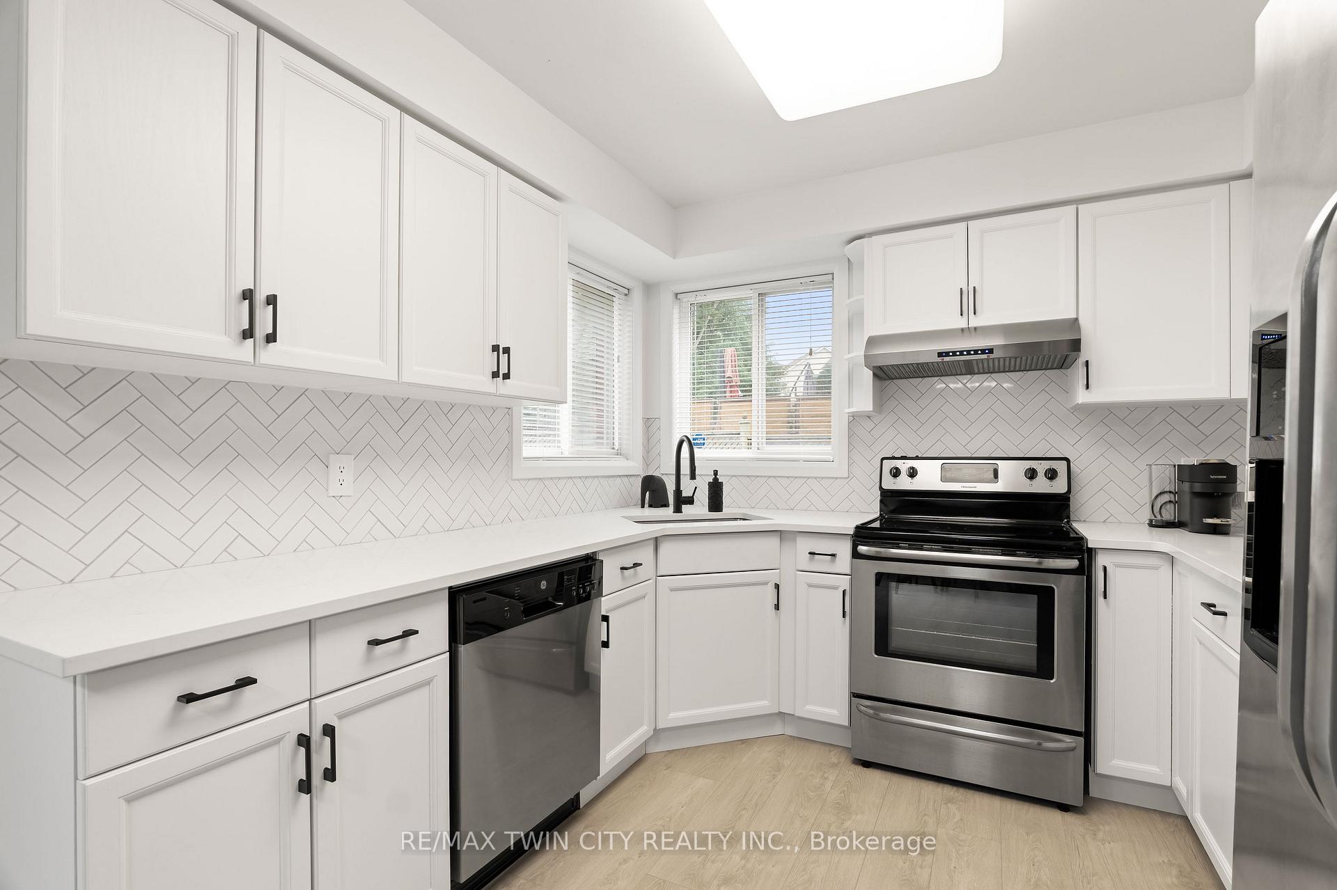 Photo 9 of 3 Greencroft Court, Kitchener, Highland West — HOMEH