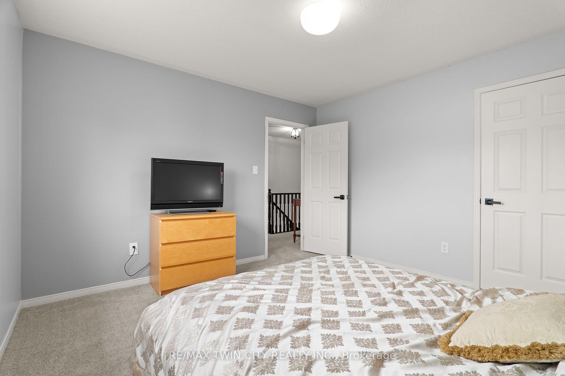 Photo 25 of 3 Greencroft Court, Kitchener, Highland West — HOMEH