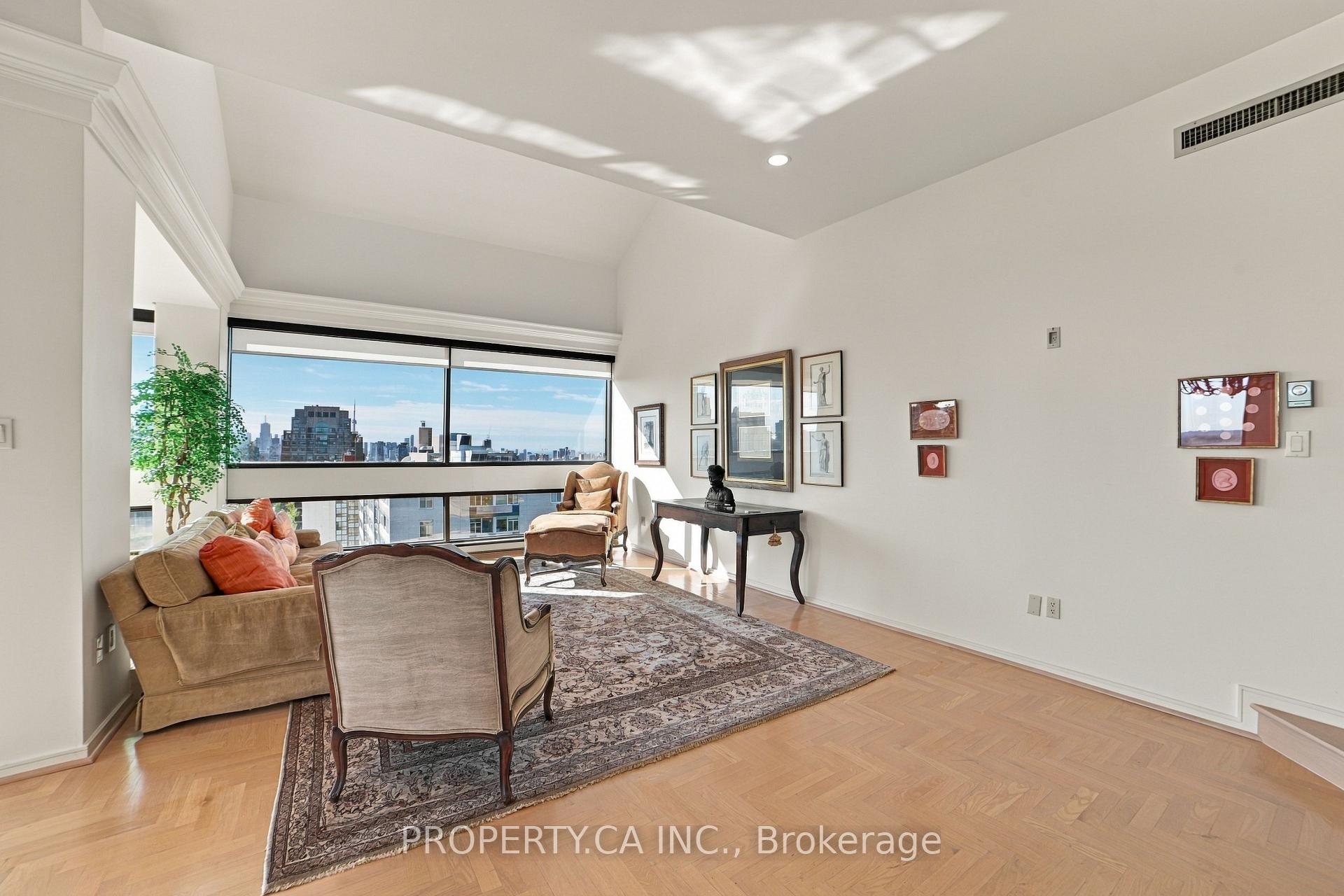 Photo 4 of Unit 1402, 150 Heath Street, Toronto, Casa Loma — HOMEH