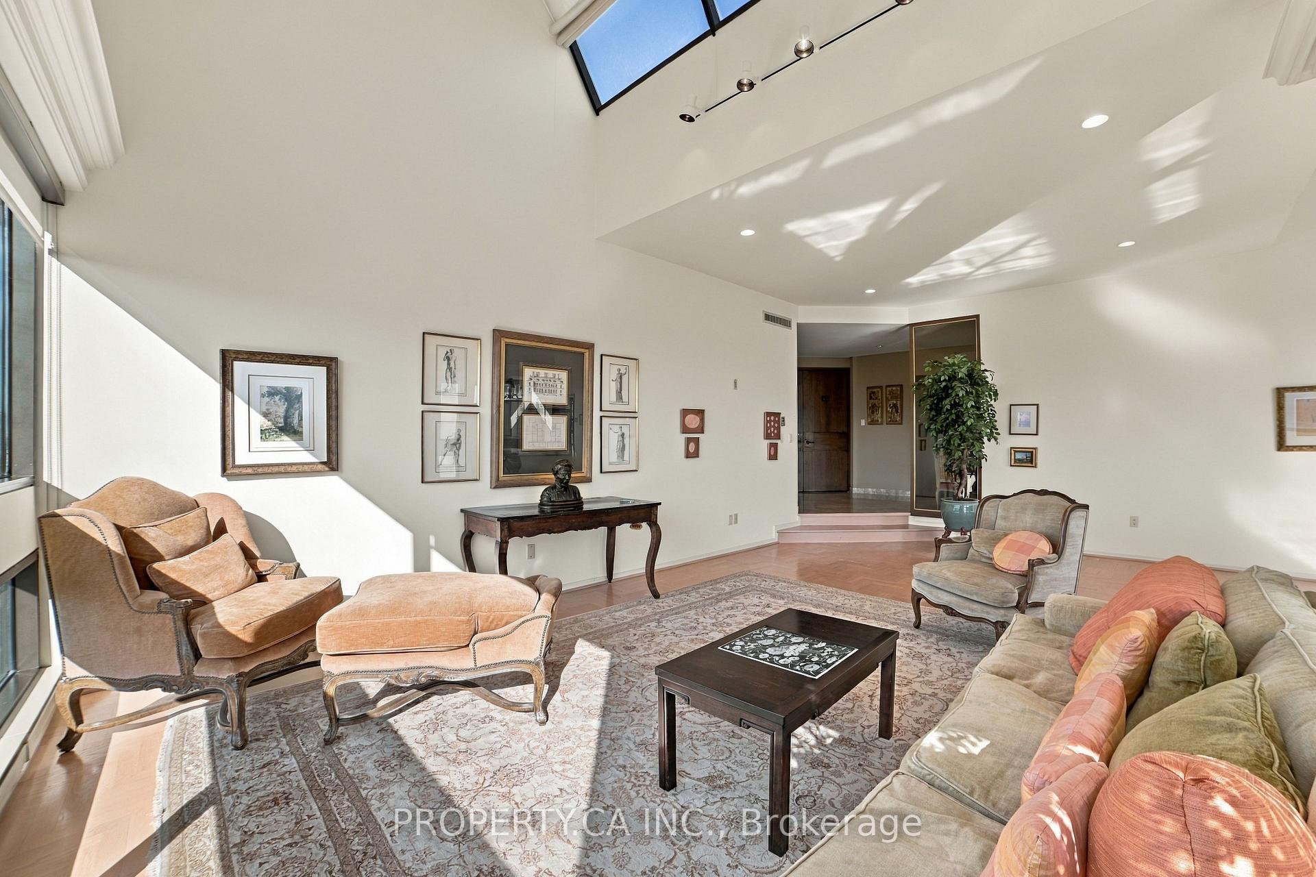 Photo 8 of Unit 1402, 150 Heath Street, Toronto, Casa Loma — HOMEH