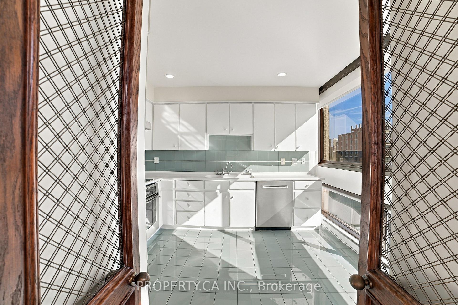 Photo 10 of Unit 1402, 150 Heath Street, Toronto, Casa Loma — HOMEH