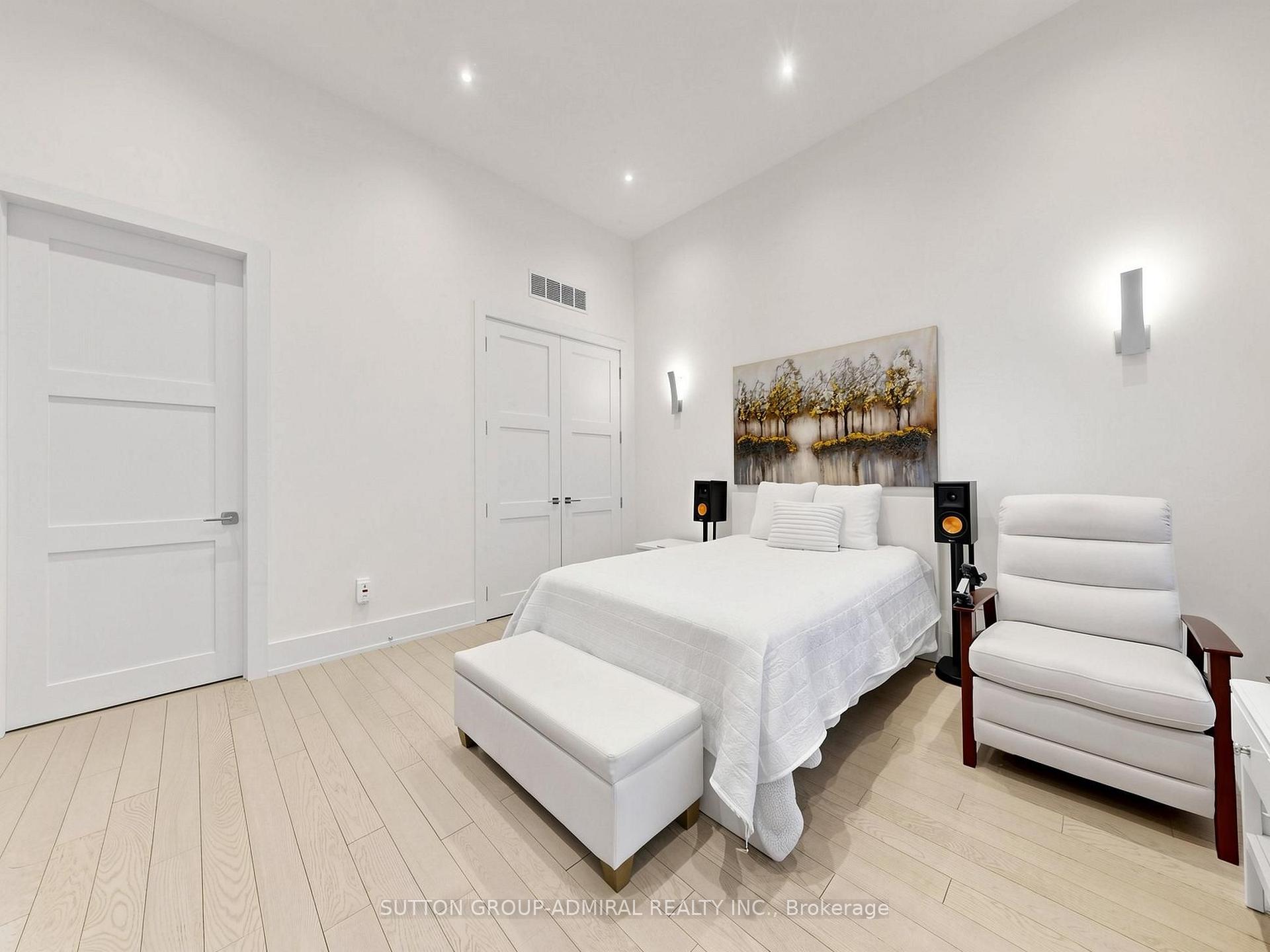 Photo 23 of 18 Dunsmore Gardens, North York, Clanton Park — HOMEH