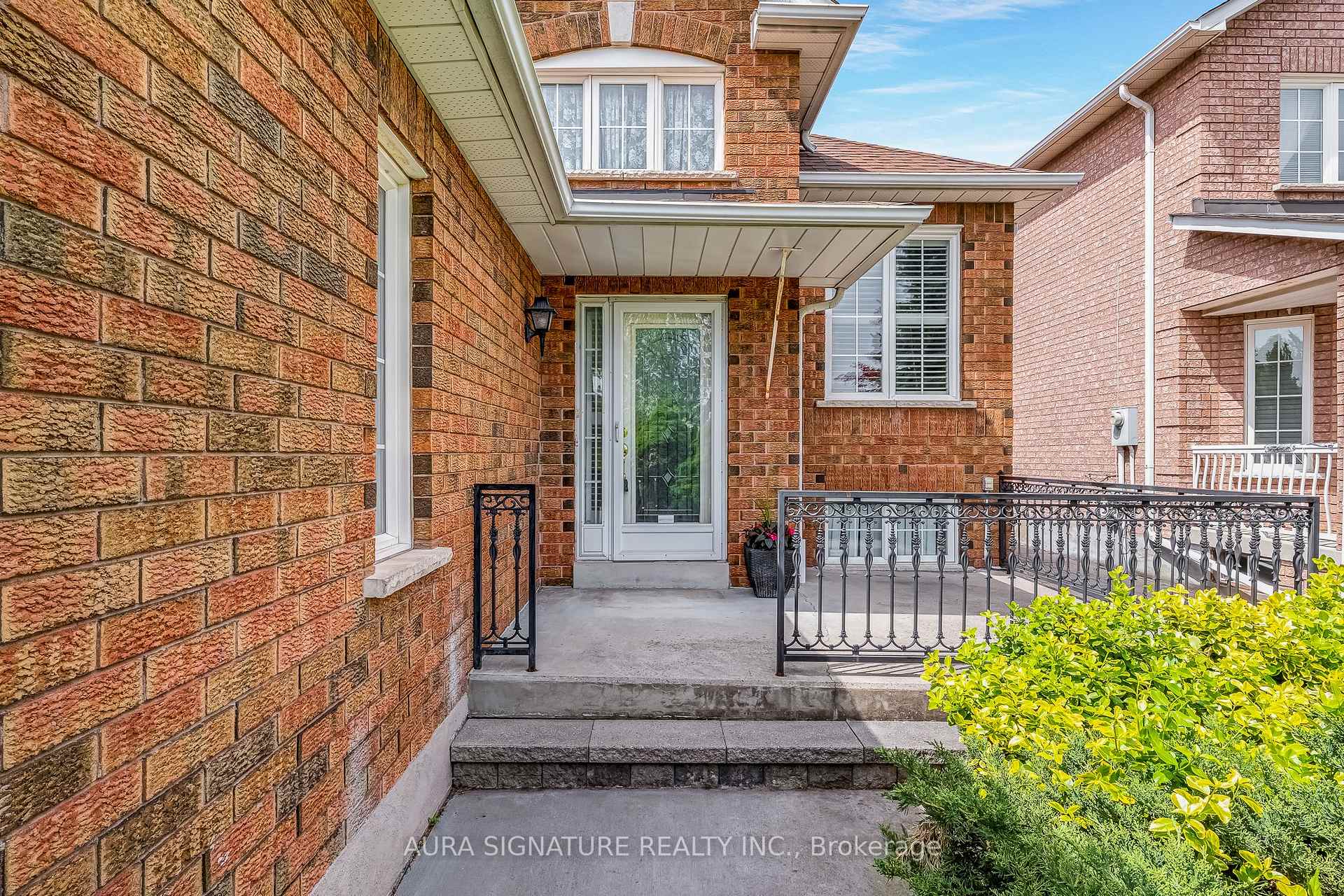 Photo 3 of 30 Graceview Court, Vaughan, West Woodbridge — HOMEH