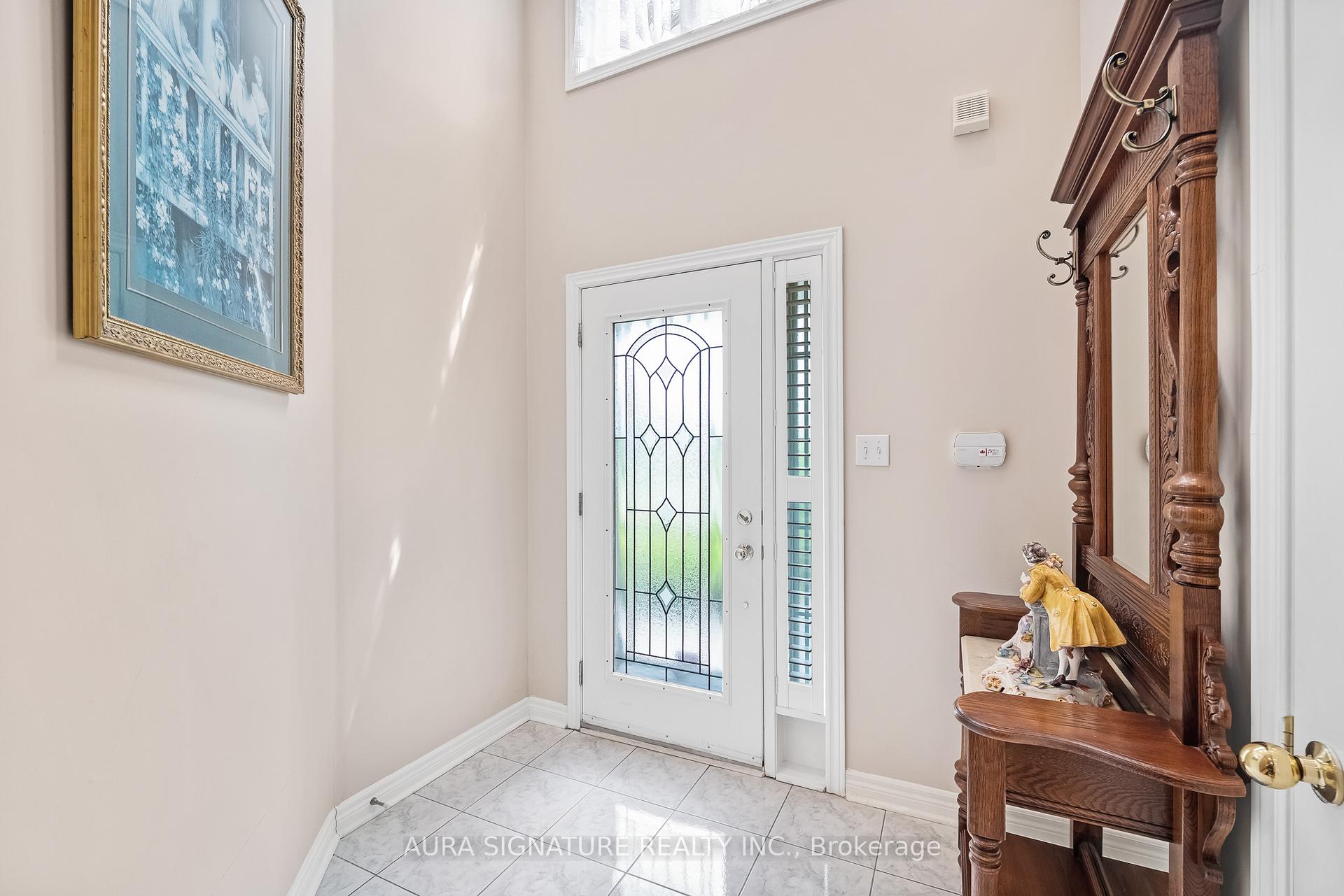 Photo 4 of 30 Graceview Court, Vaughan, West Woodbridge — HOMEH