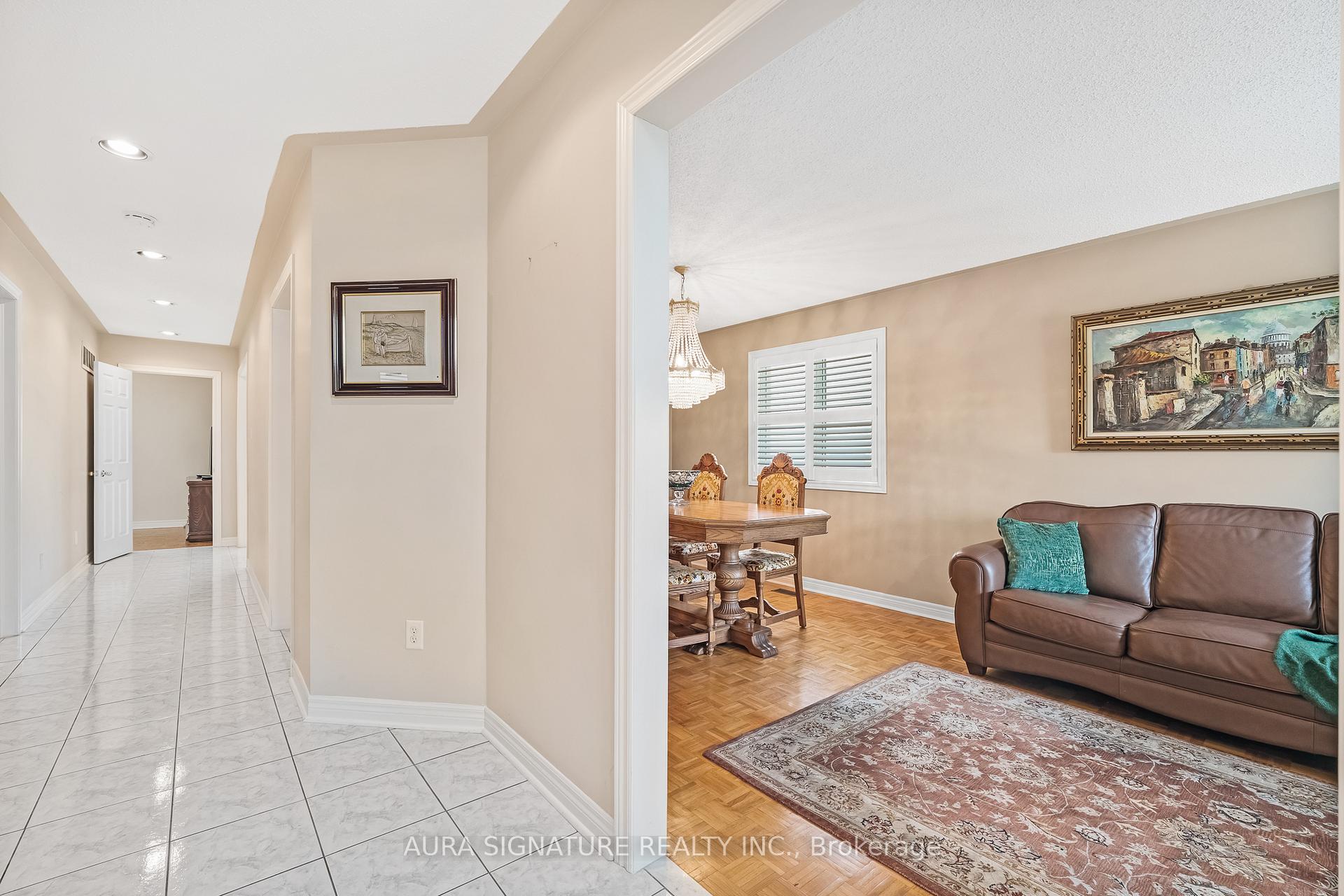 Photo 5 of 30 Graceview Court, Vaughan, West Woodbridge — HOMEH