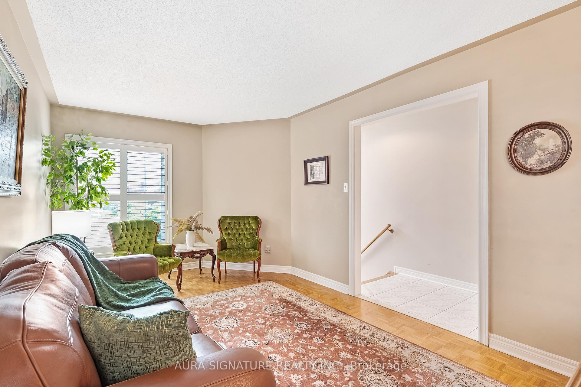 Photo 7 of 30 Graceview Court, Vaughan, West Woodbridge — HOMEH