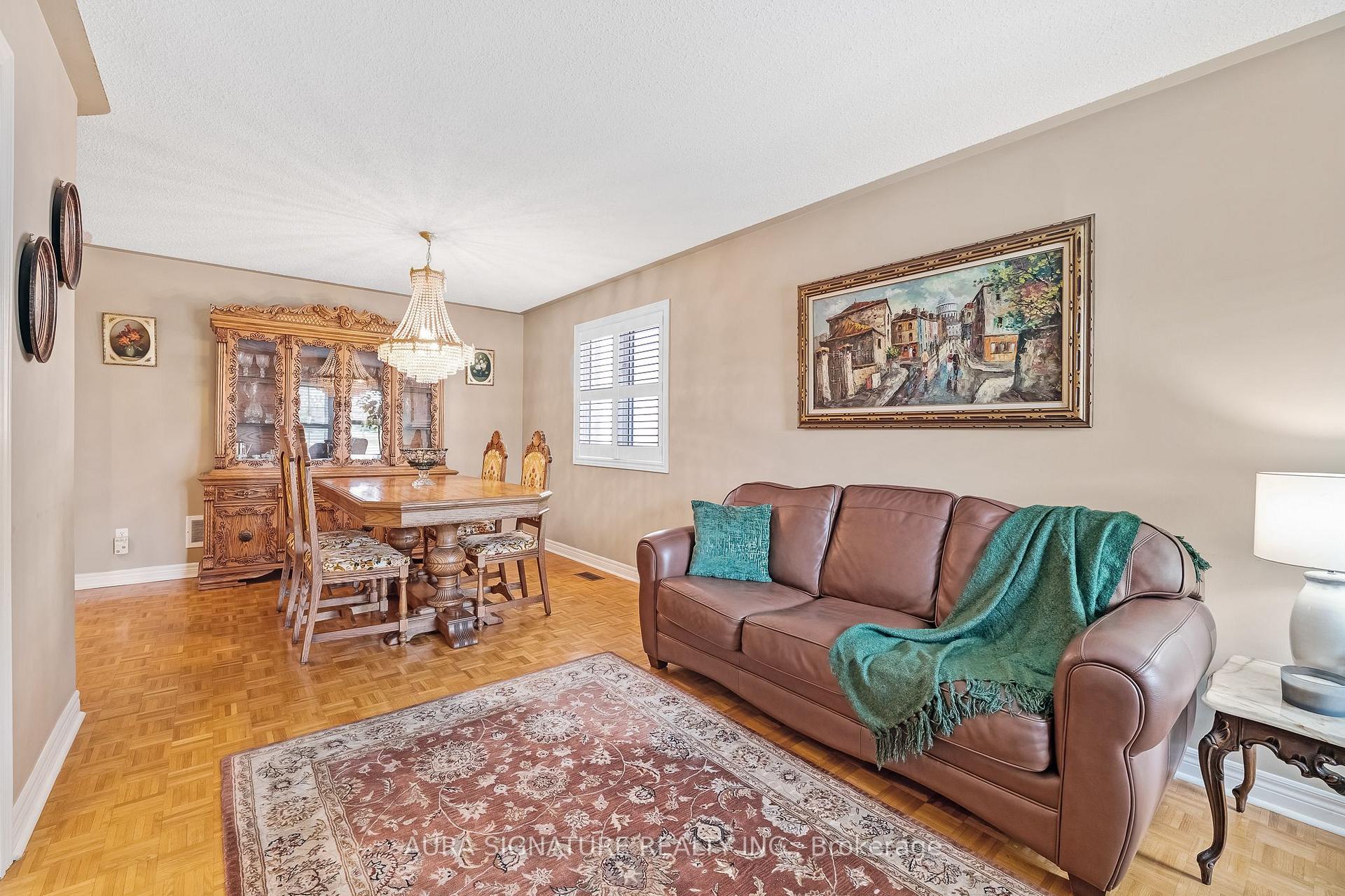 Photo 8 of 30 Graceview Court, Vaughan, West Woodbridge — HOMEH