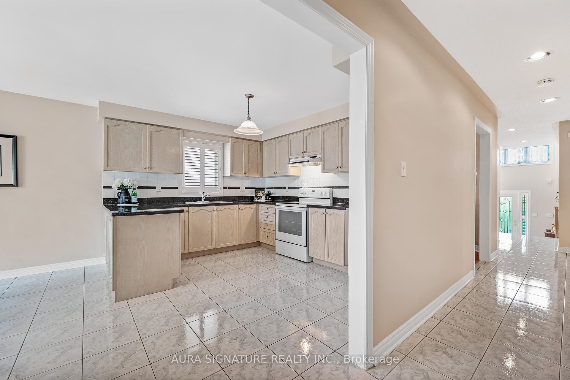 Photo 10 of 30 Graceview Court, Vaughan, West Woodbridge — HOMEH
