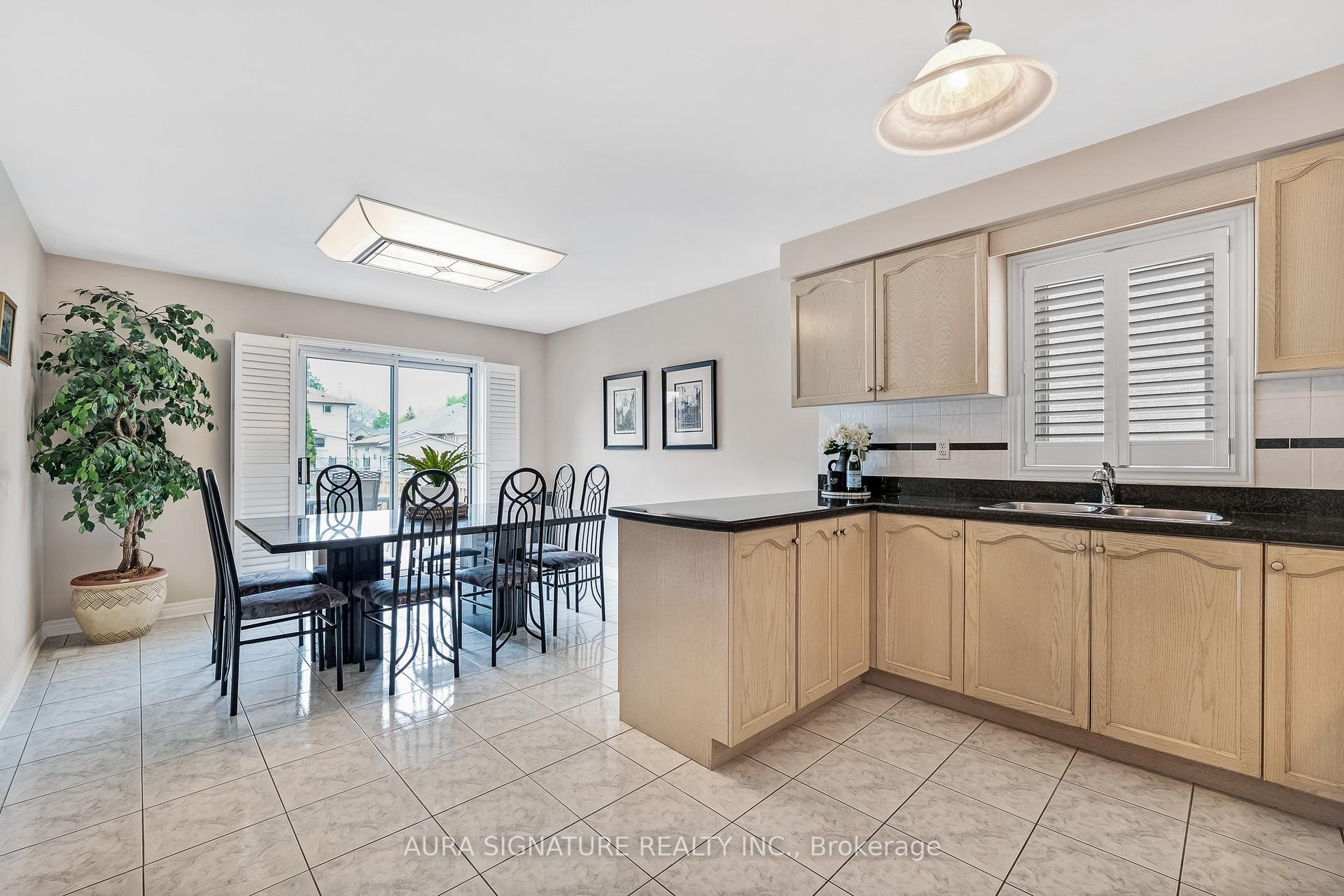 Photo 13 of 30 Graceview Court, Vaughan, West Woodbridge — HOMEH