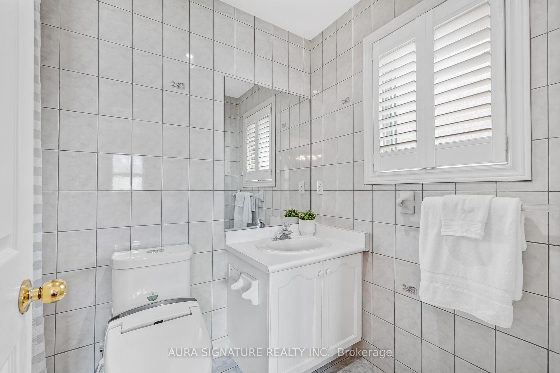 Photo 20 of 30 Graceview Court, Vaughan, West Woodbridge — HOMEH