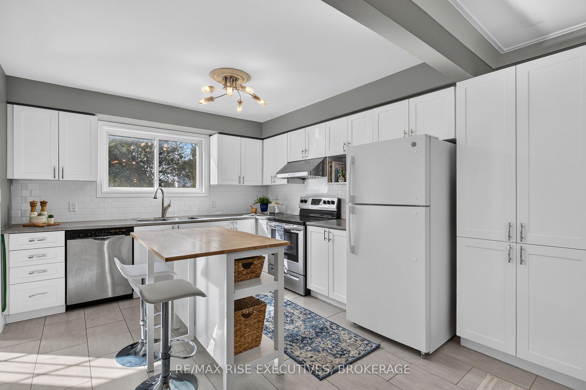 Photo 17 of 947 Prestwick Crescent, Kingston, East Gardiners Rd — HOMEH