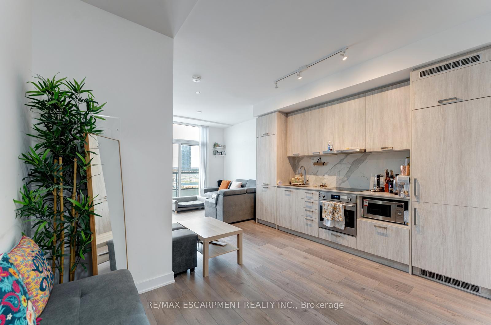 Photo 4 of Unit 1120, 10 Honeycrisp Crescent, Vaughan, Vaughan Corporate Centre — HOMEH