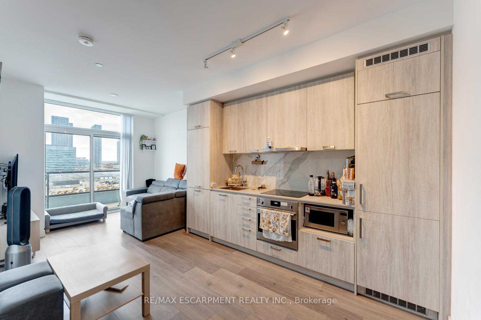 Photo 5 of Unit 1120, 10 Honeycrisp Crescent, Vaughan, Vaughan Corporate Centre — HOMEH