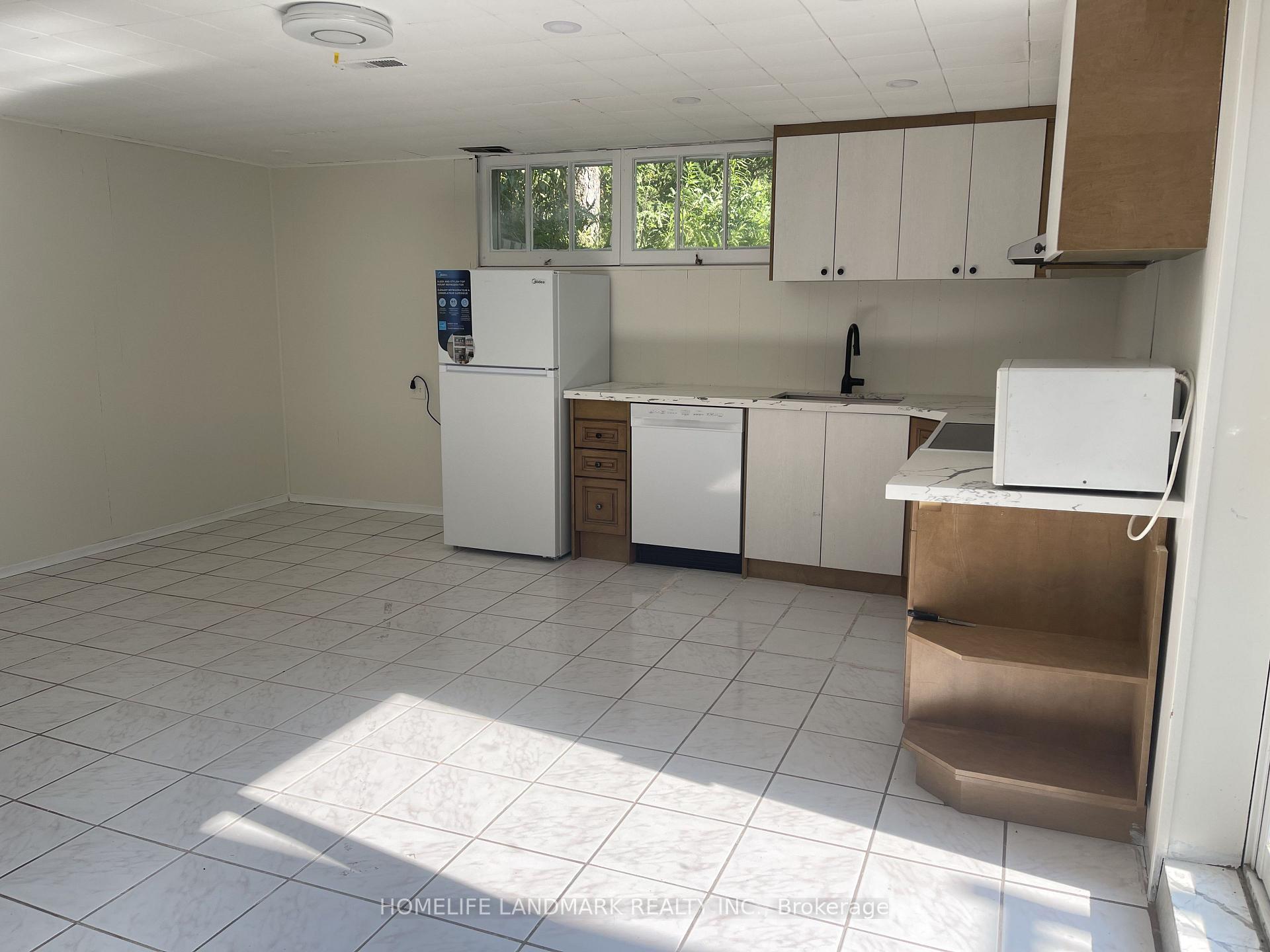 Photo 4 of BASEMENT 74 Valentine Drive, North York, Parkwoods-Donalda — HOMEH