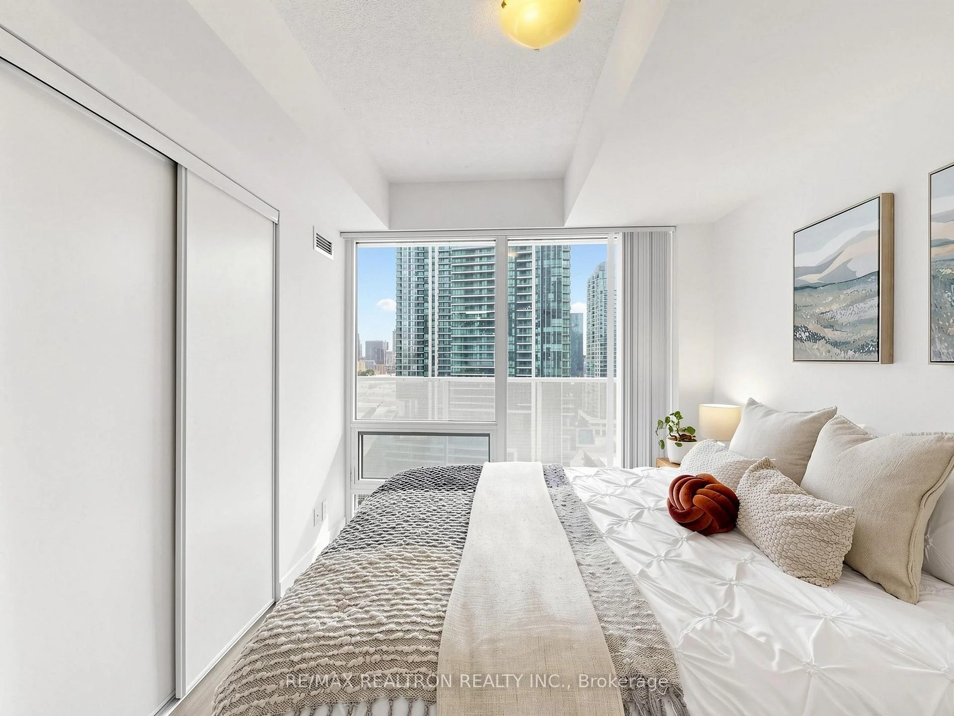 Photo 16 of Unit 1504, 88 Harbour Street, Toronto, Waterfront Communities — HOMEH