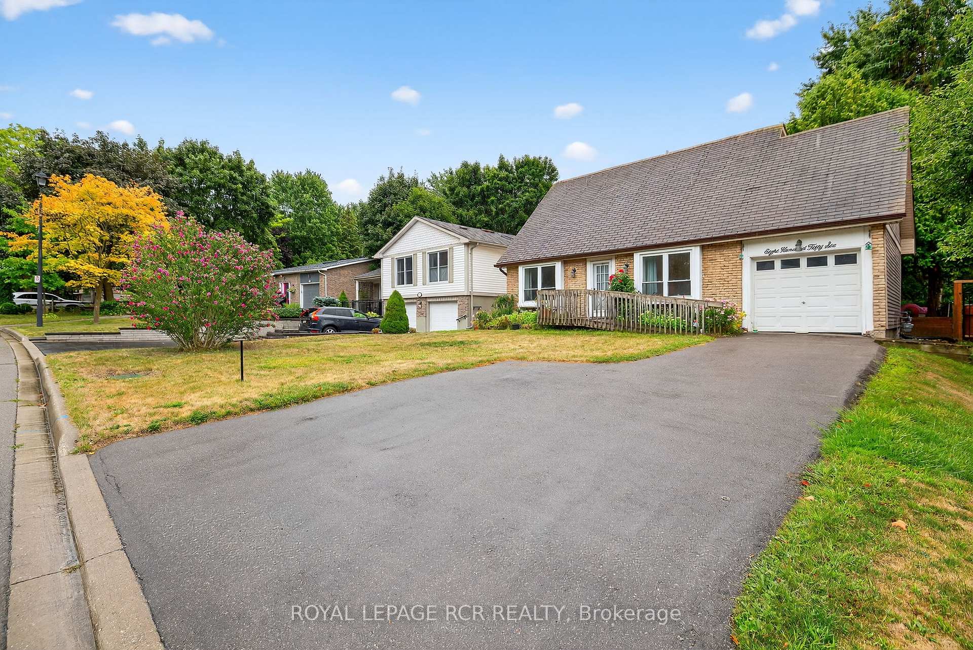 Photo 2 of 856 Magnolia Avenue, Newmarket, Huron Heights-Leslie Valley — HOMEH