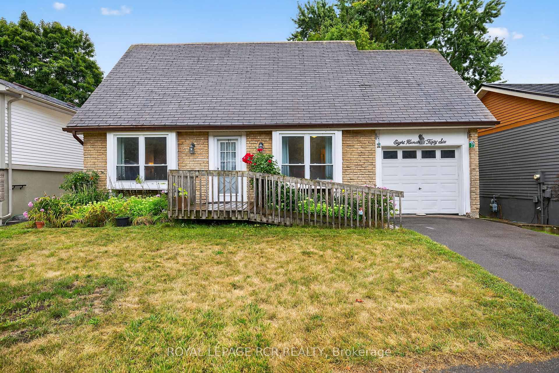 Photo 3 of 856 Magnolia Avenue, Newmarket, Huron Heights-Leslie Valley — HOMEH