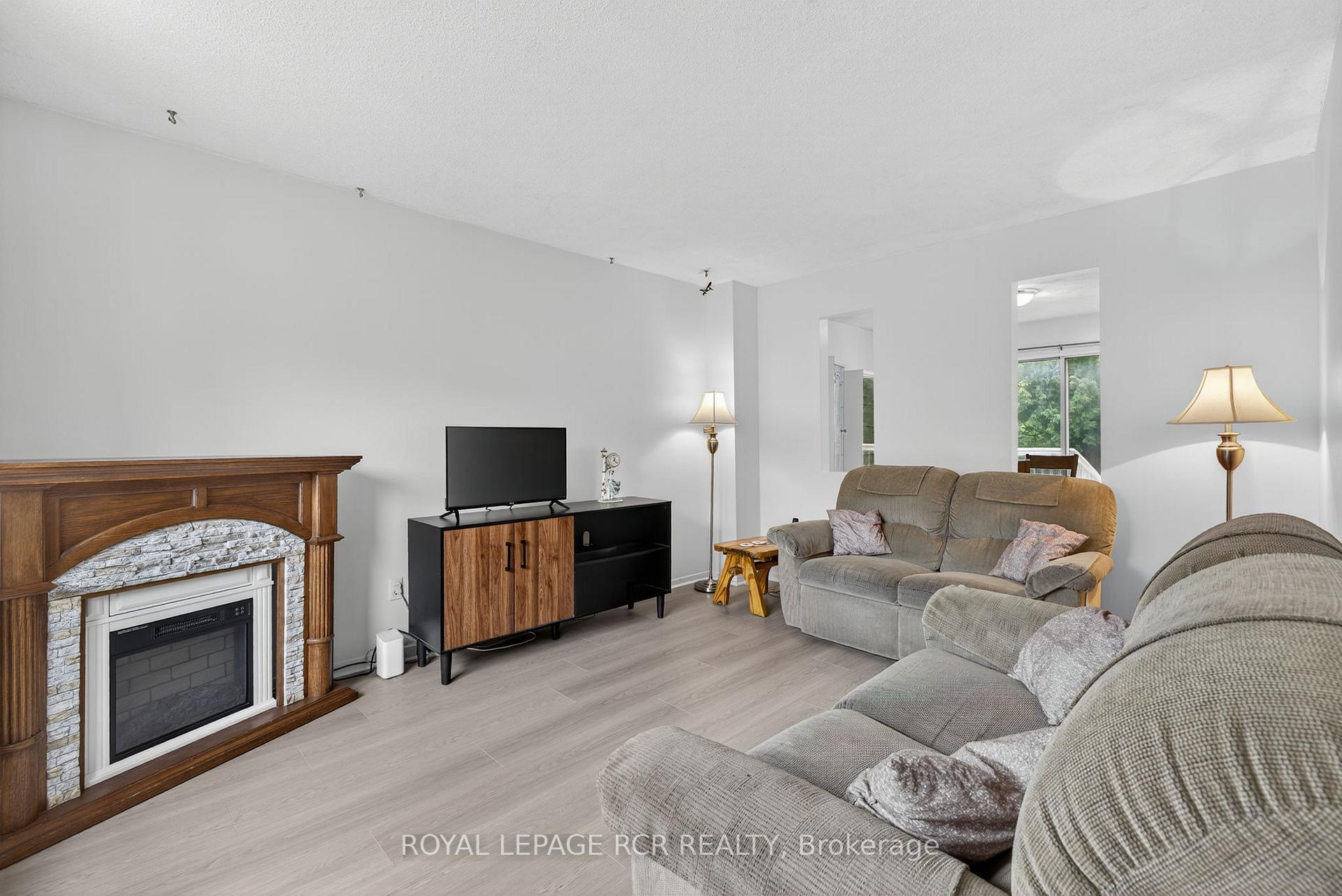 Photo 5 of 856 Magnolia Avenue, Newmarket, Huron Heights-Leslie Valley — HOMEH