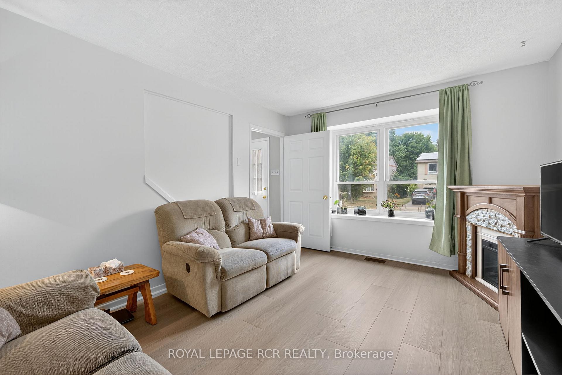 Photo 6 of 856 Magnolia Avenue, Newmarket, Huron Heights-Leslie Valley — HOMEH