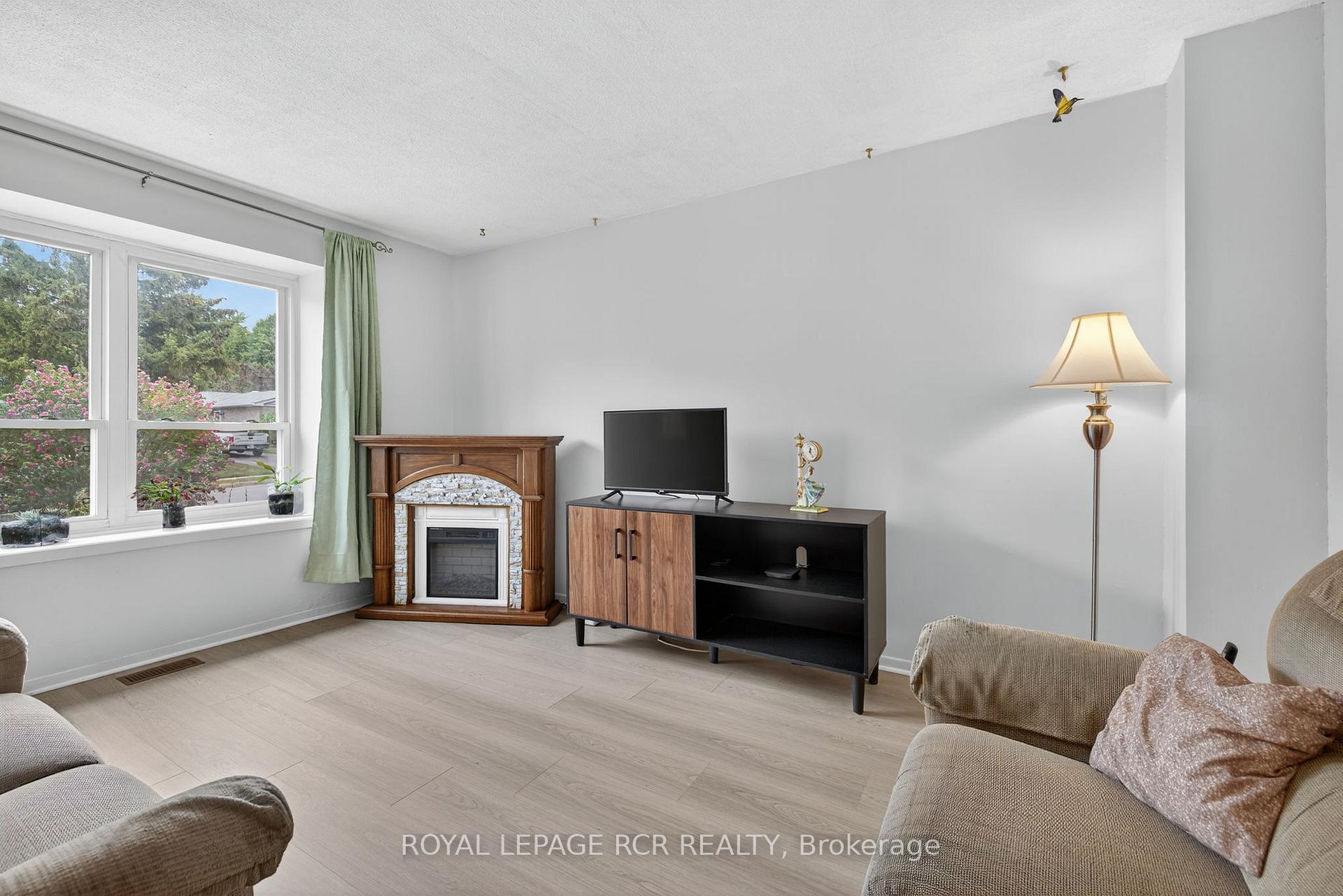 Photo 7 of 856 Magnolia Avenue, Newmarket, Huron Heights-Leslie Valley — HOMEH