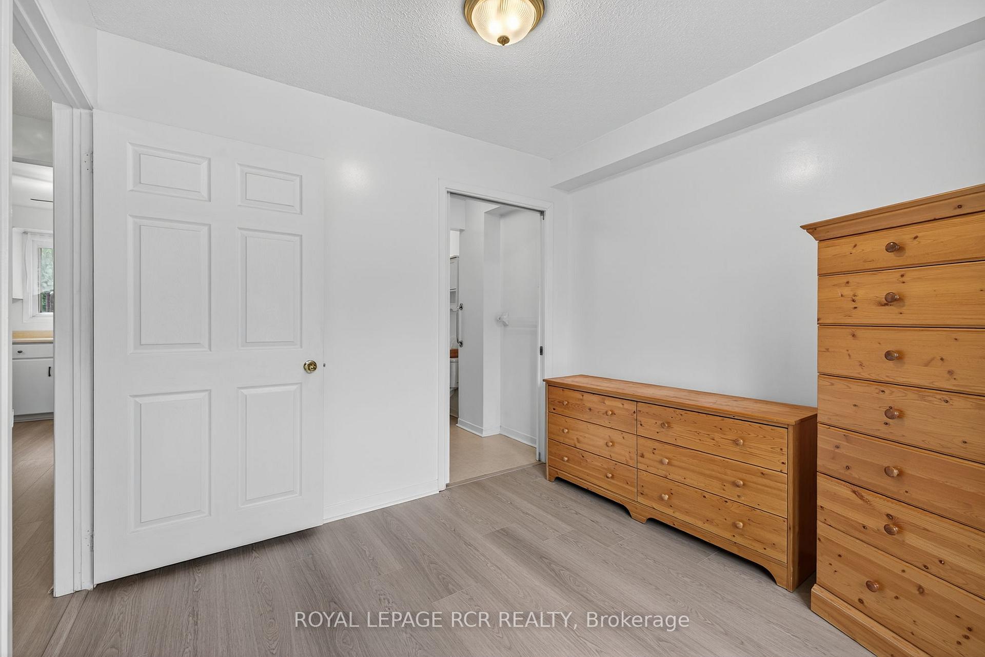 Photo 9 of 856 Magnolia Avenue, Newmarket, Huron Heights-Leslie Valley — HOMEH