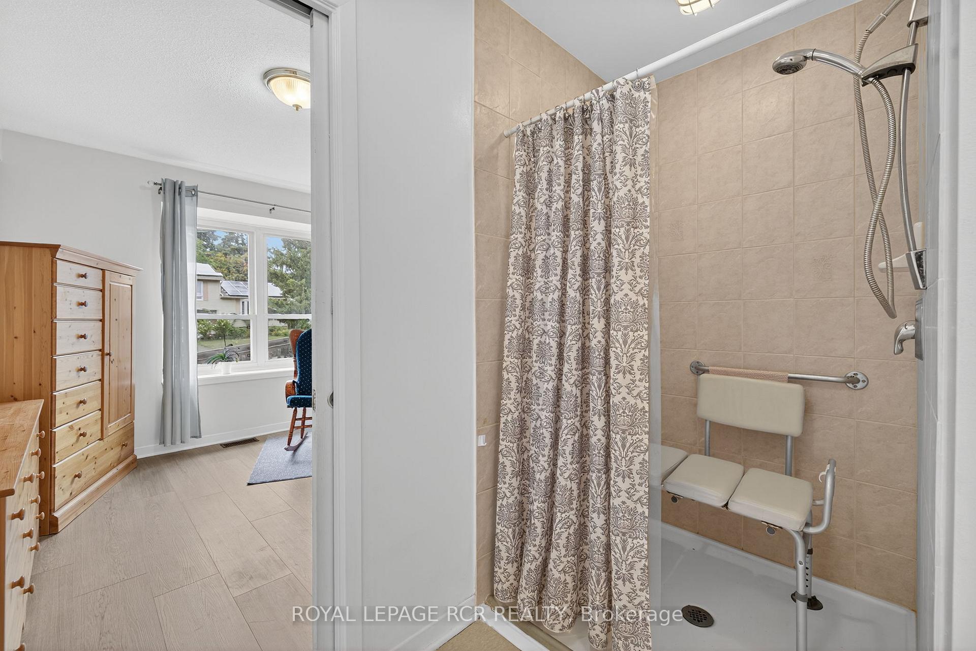 Photo 10 of 856 Magnolia Avenue, Newmarket, Huron Heights-Leslie Valley — HOMEH