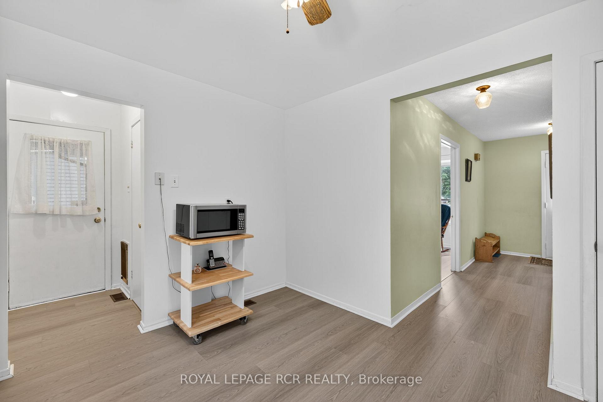 Photo 12 of 856 Magnolia Avenue, Newmarket, Huron Heights-Leslie Valley — HOMEH
