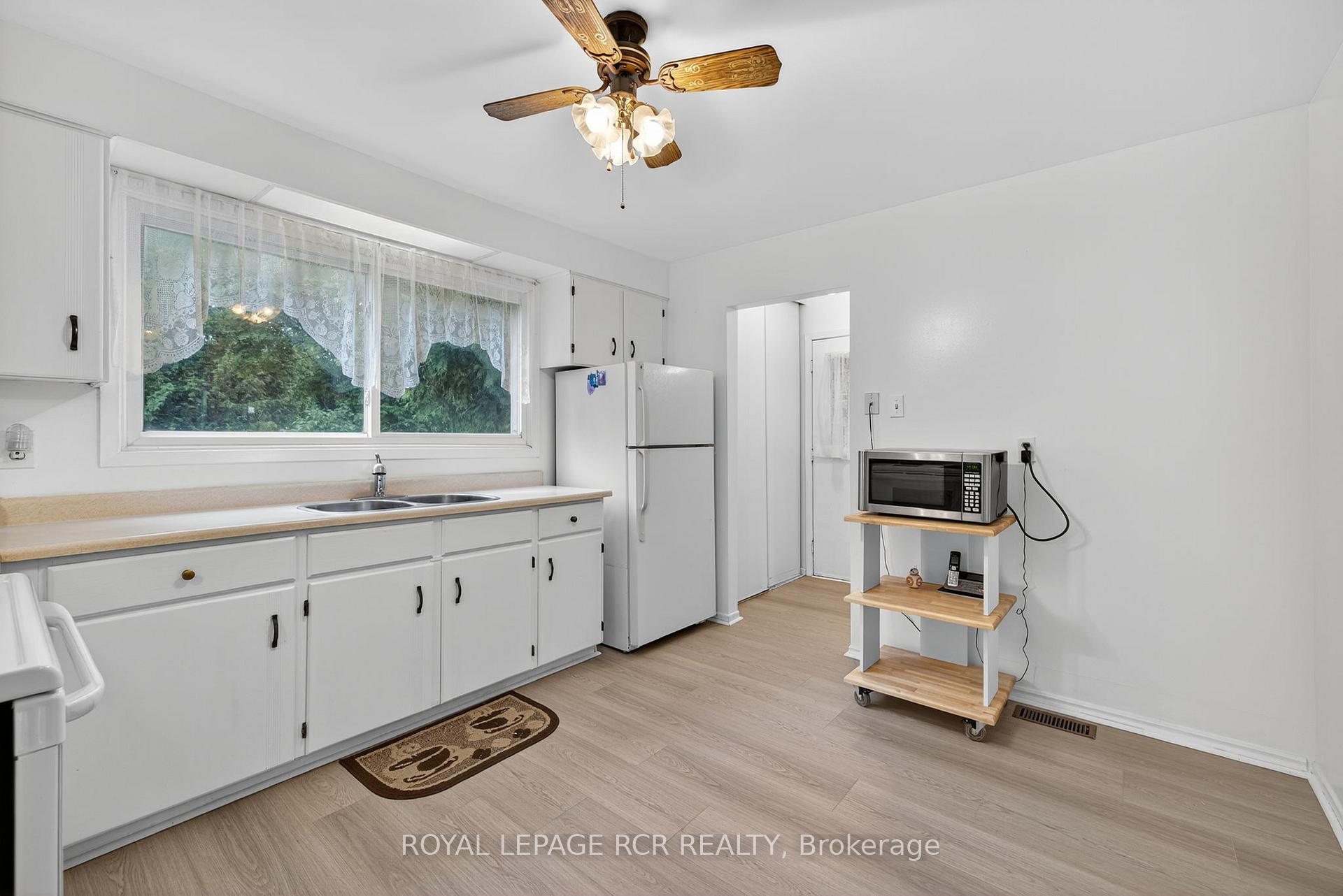 Photo 13 of 856 Magnolia Avenue, Newmarket, Huron Heights-Leslie Valley — HOMEH