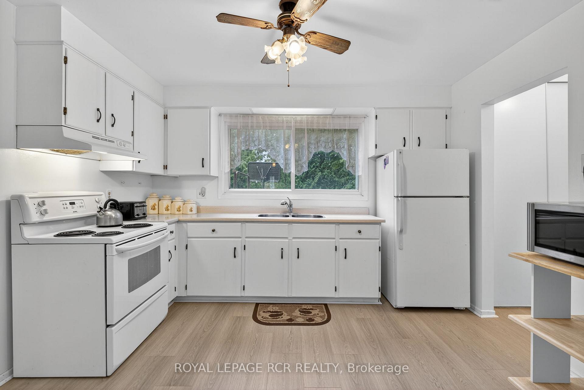 Photo 14 of 856 Magnolia Avenue, Newmarket, Huron Heights-Leslie Valley — HOMEH