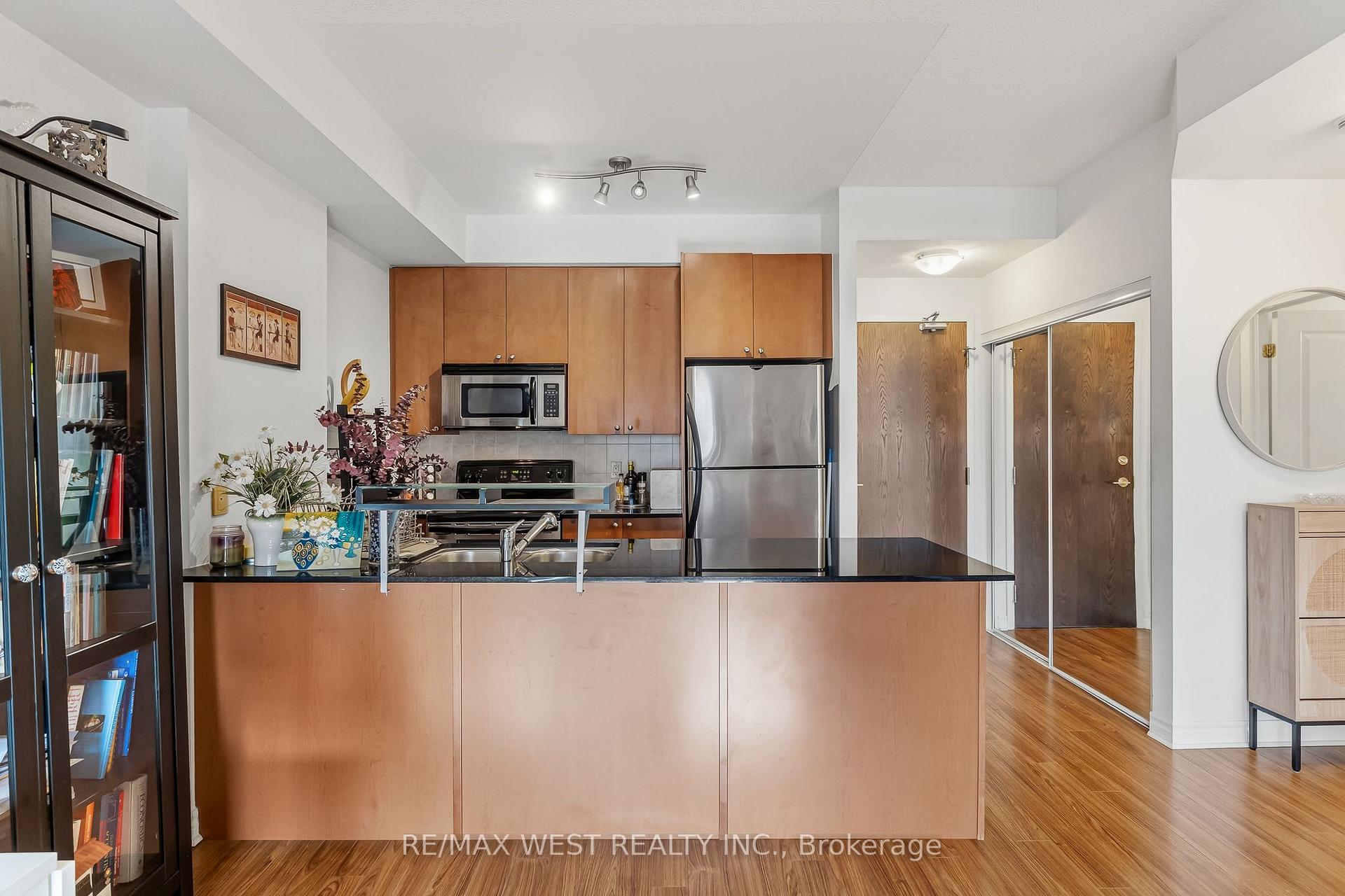 Photo 10 of Unit 402, 4196 Dundas Street W, Etobicoke, Edenbridge-Humber Valley — HOMEH