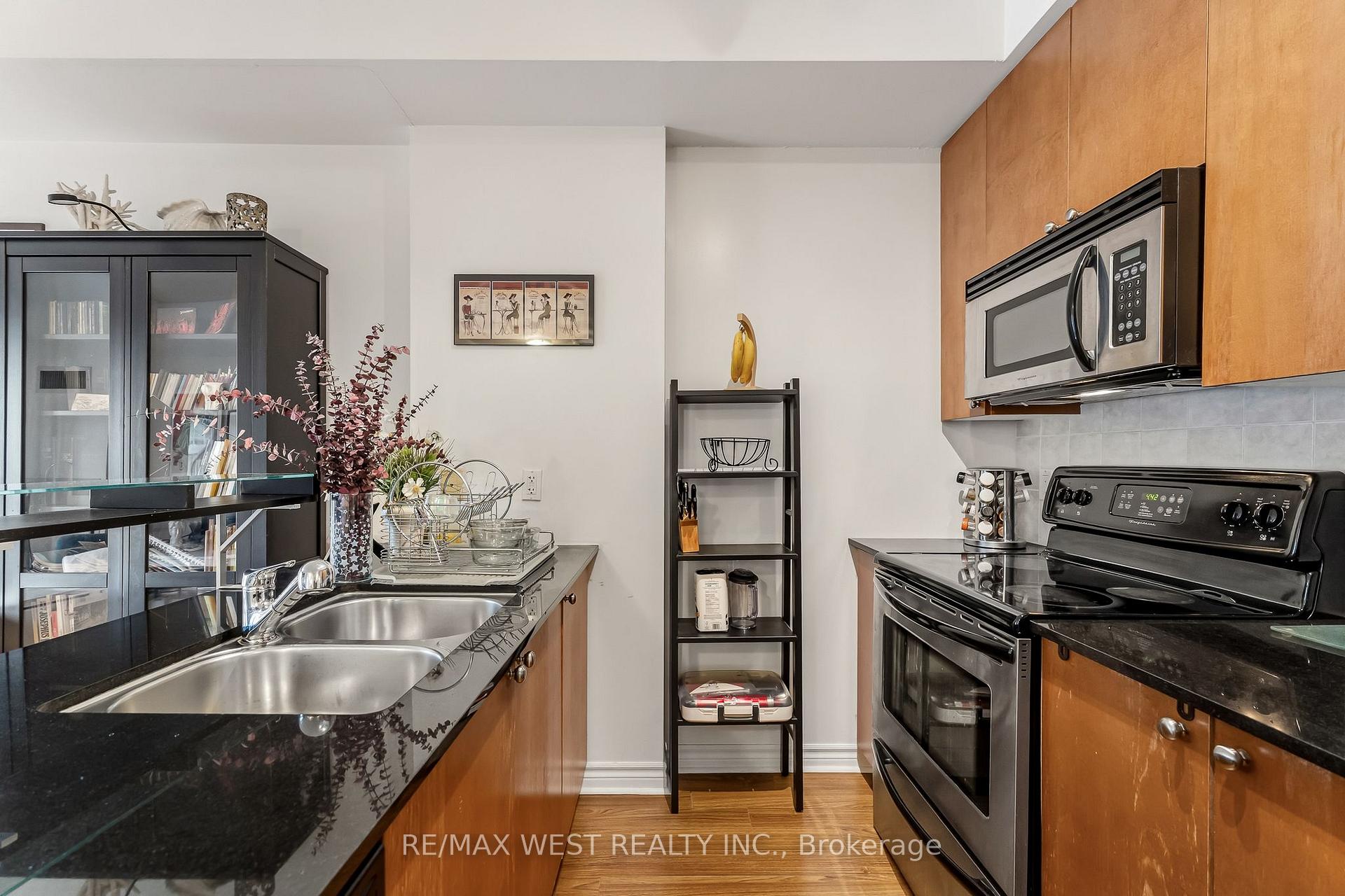Photo 12 of Unit 402, 4196 Dundas Street W, Etobicoke, Edenbridge-Humber Valley — HOMEH
