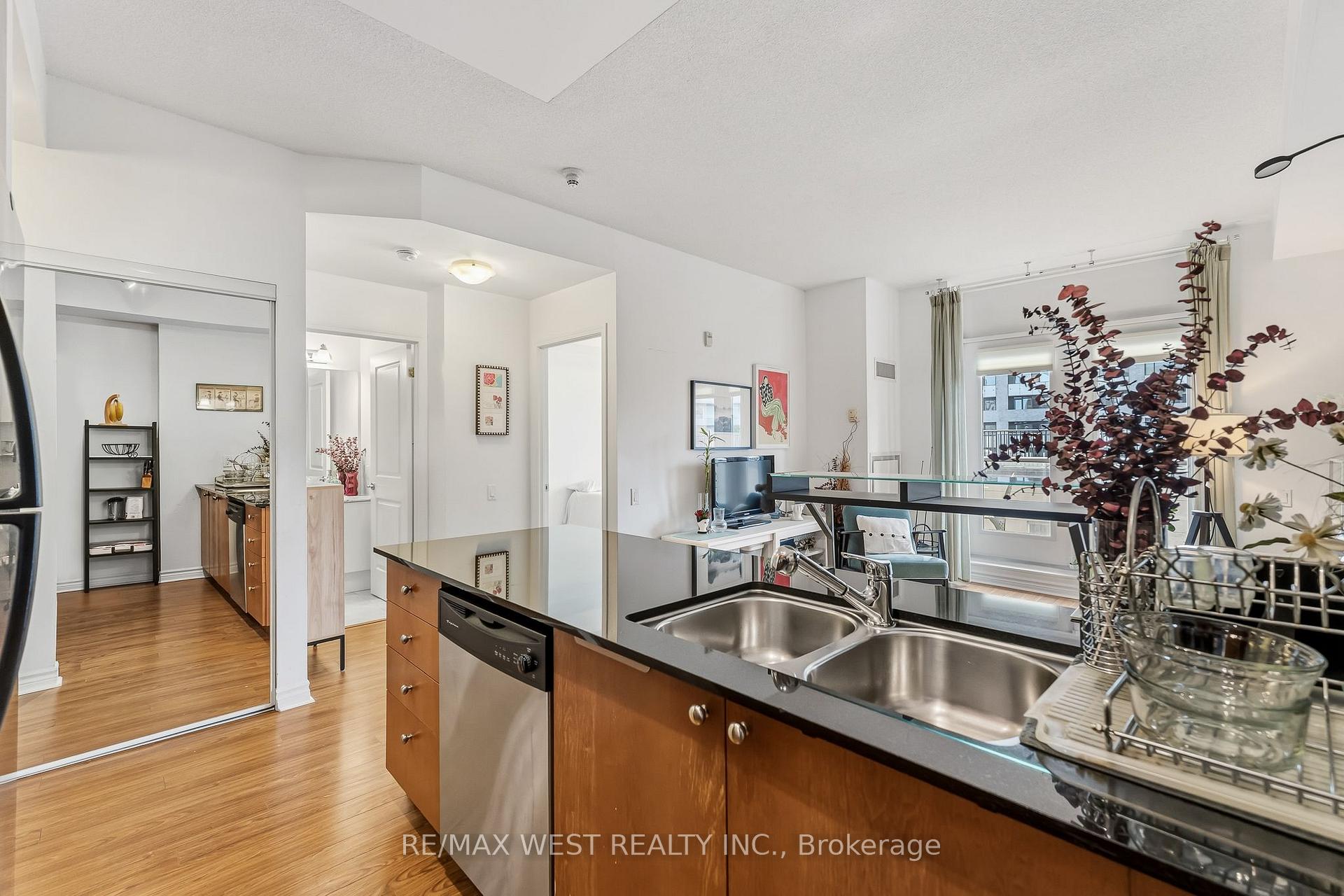 Photo 13 of Unit 402, 4196 Dundas Street W, Etobicoke, Edenbridge-Humber Valley — HOMEH