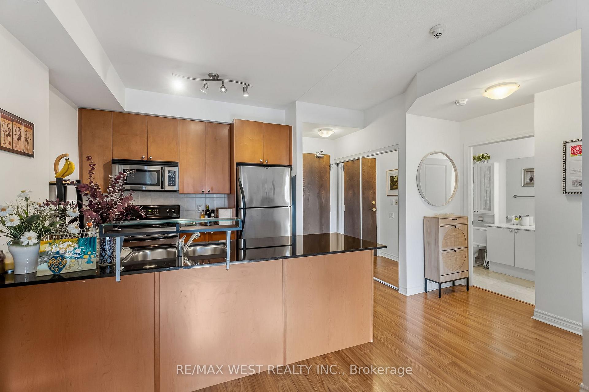 Photo 14 of Unit 402, 4196 Dundas Street W, Etobicoke, Edenbridge-Humber Valley — HOMEH