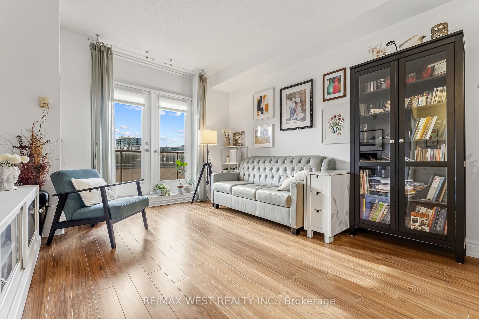 Photo 3 of Unit 402, 4196 Dundas Street W, Etobicoke, Edenbridge-Humber Valley — HOMEH