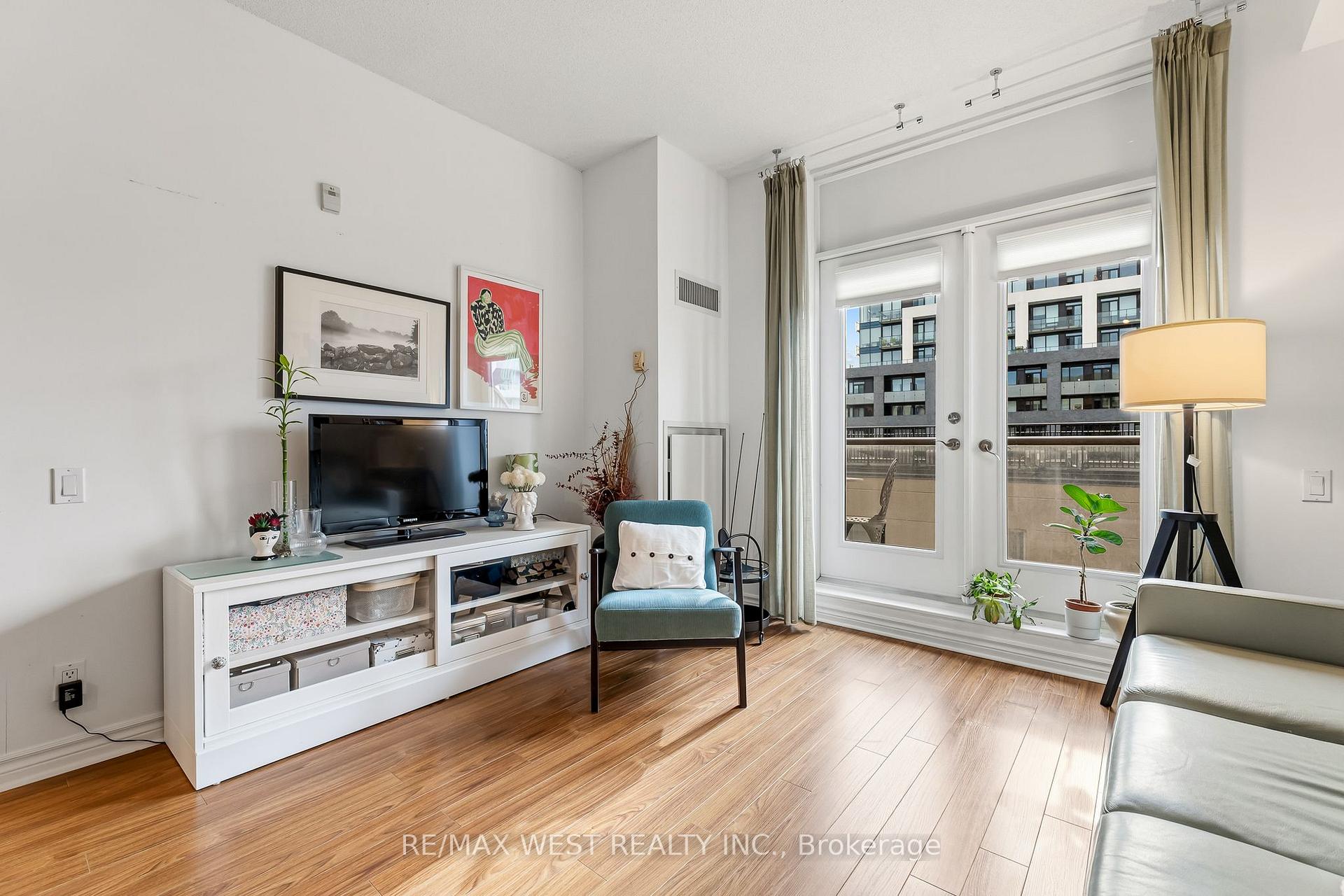 Photo 4 of Unit 402, 4196 Dundas Street W, Etobicoke, Edenbridge-Humber Valley — HOMEH