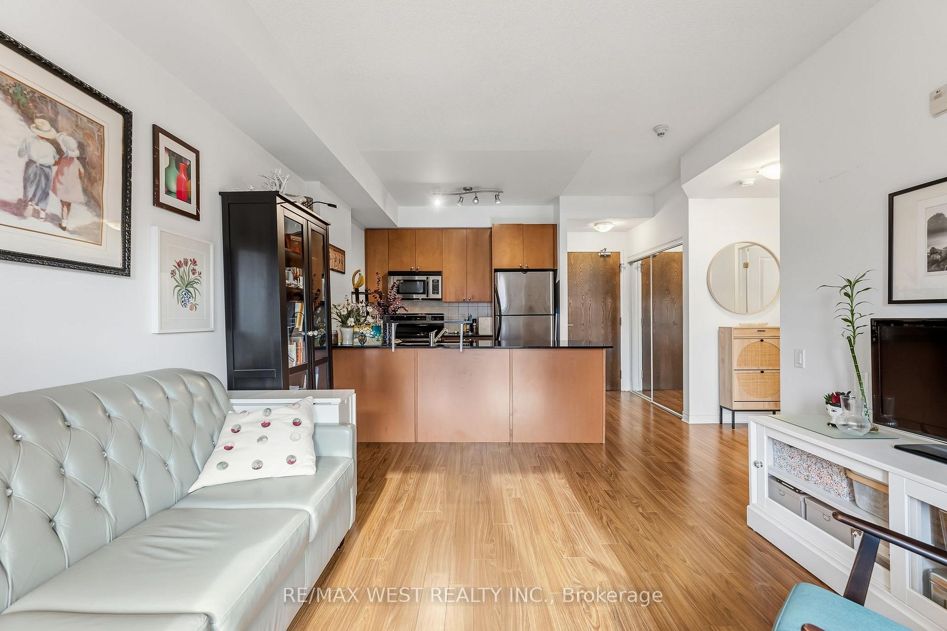 Photo 8 of Unit 402, 4196 Dundas Street W, Etobicoke, Edenbridge-Humber Valley — HOMEH