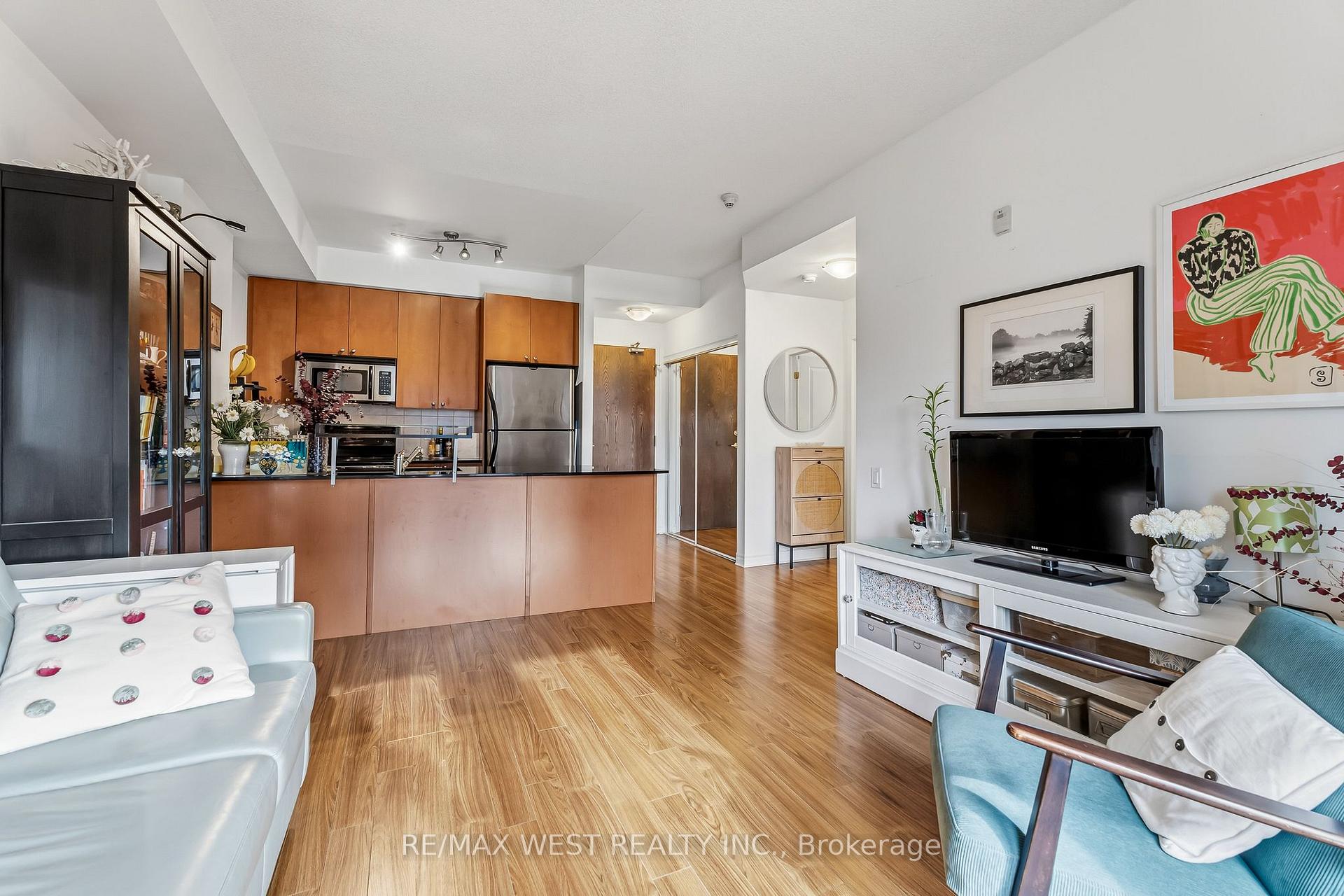 Photo 7 of Unit 402, 4196 Dundas Street W, Etobicoke, Edenbridge-Humber Valley — HOMEH