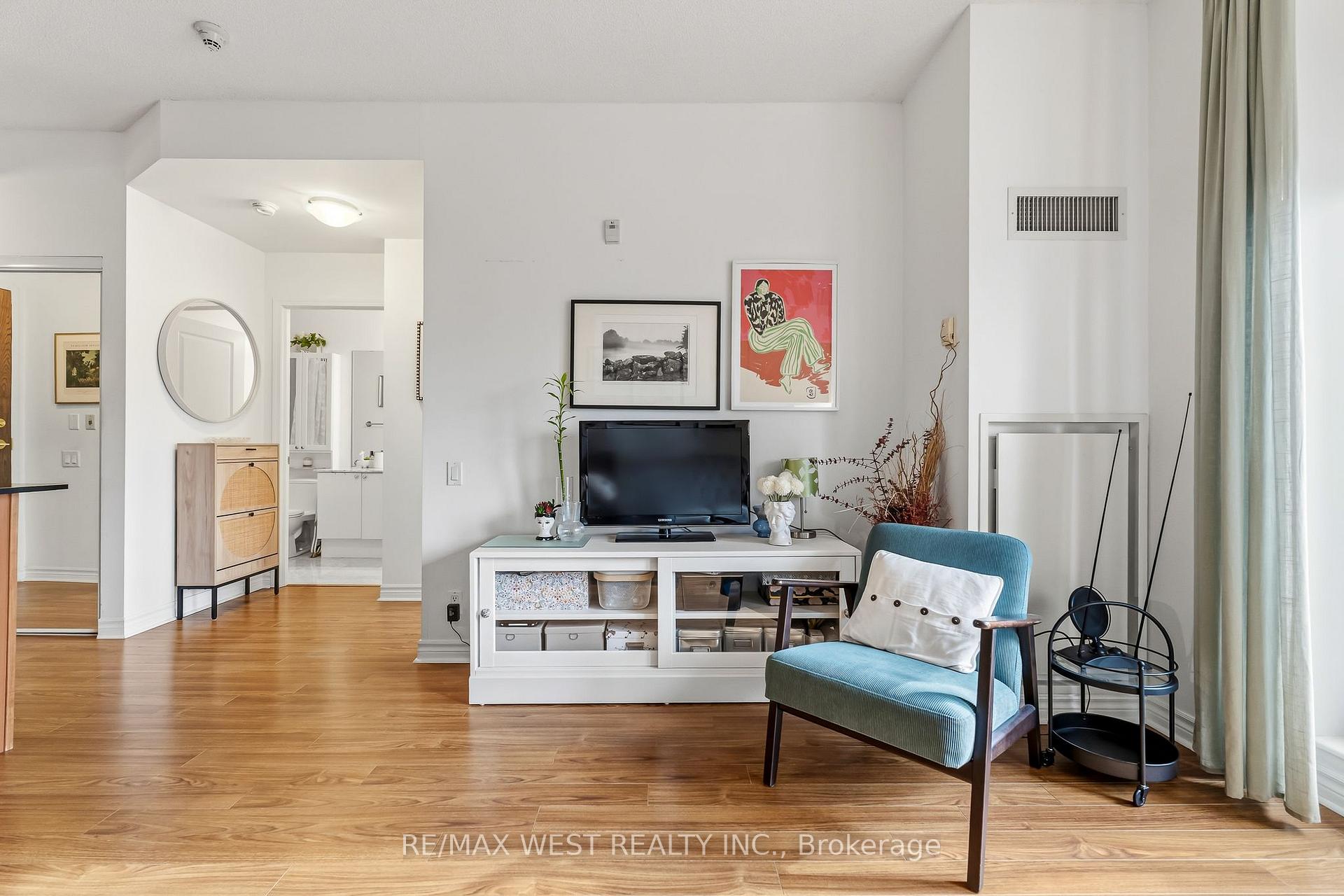 Photo 5 of Unit 402, 4196 Dundas Street W, Etobicoke, Edenbridge-Humber Valley — HOMEH