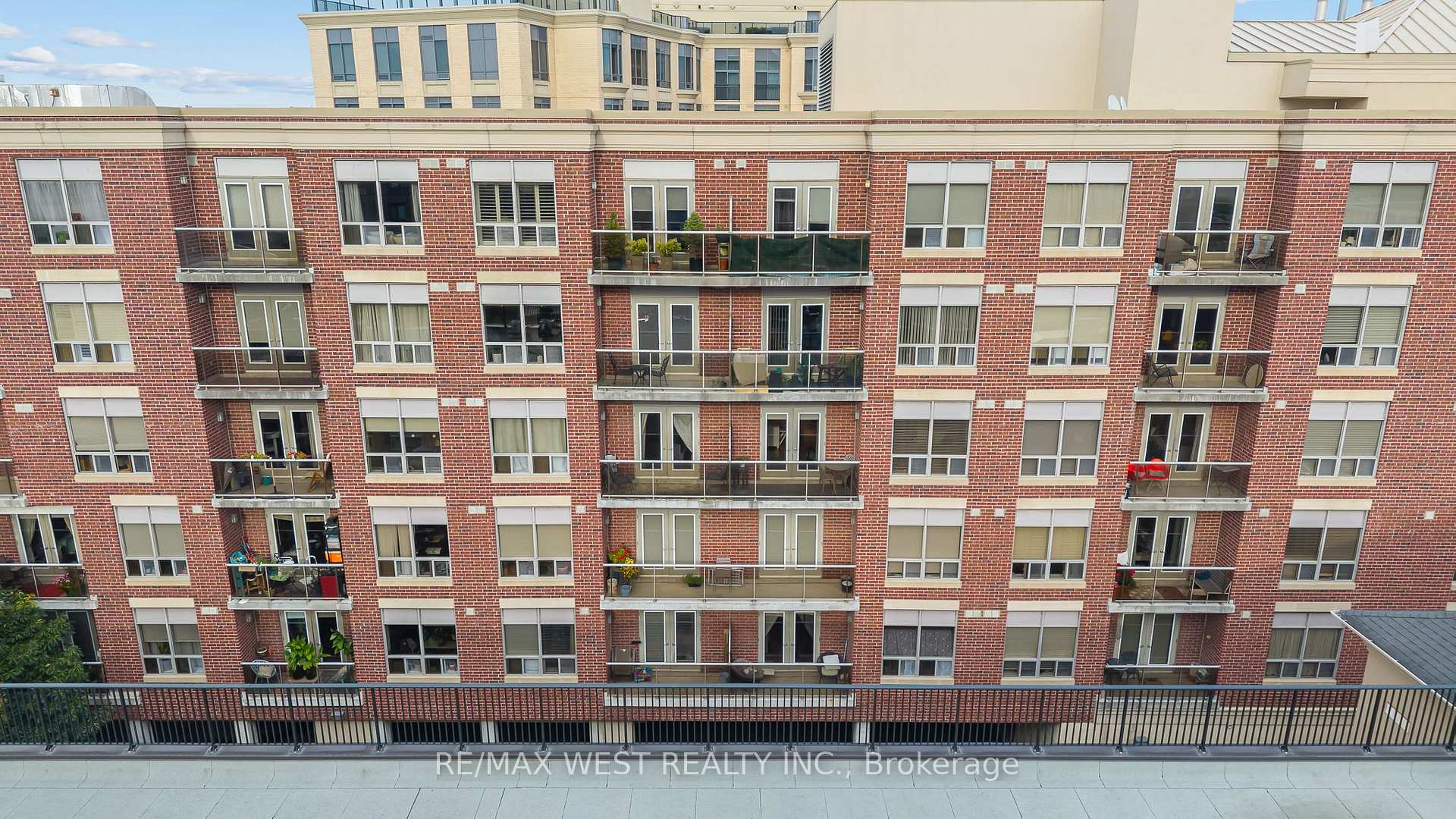 Photo 39 of Unit 402, 4196 Dundas Street W, Etobicoke, Edenbridge-Humber Valley — HOMEH